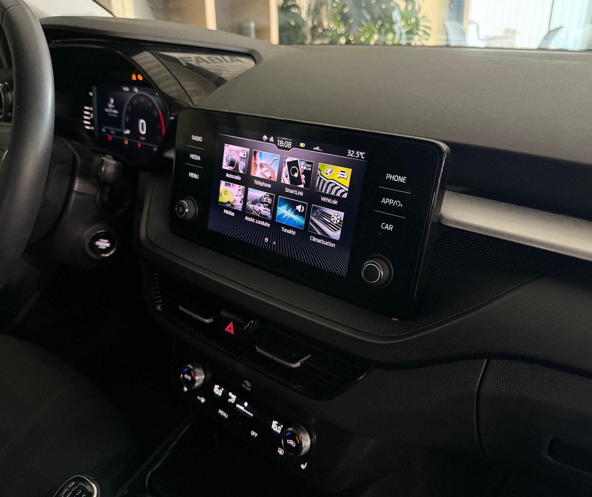 SKODA Fabia 1.0 TSI Ambition-image-8