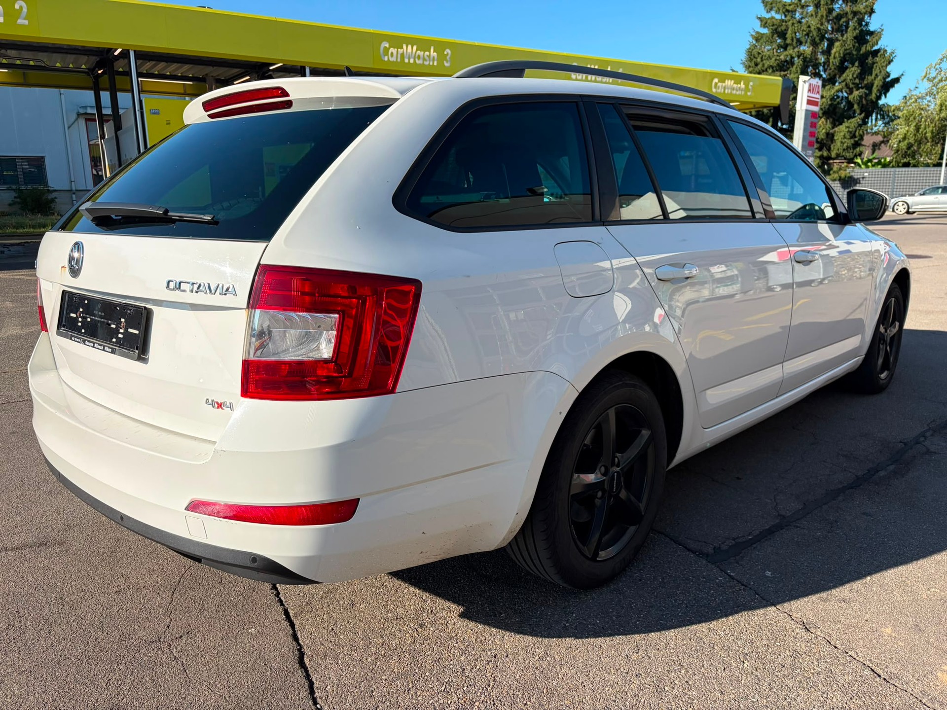 SKODA Octavia Combi 2.0 TDI Ambition 4x4-image-8