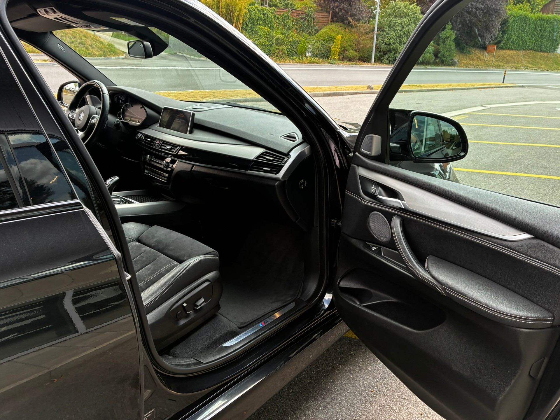BMW xDrive40d-showroom-element-3