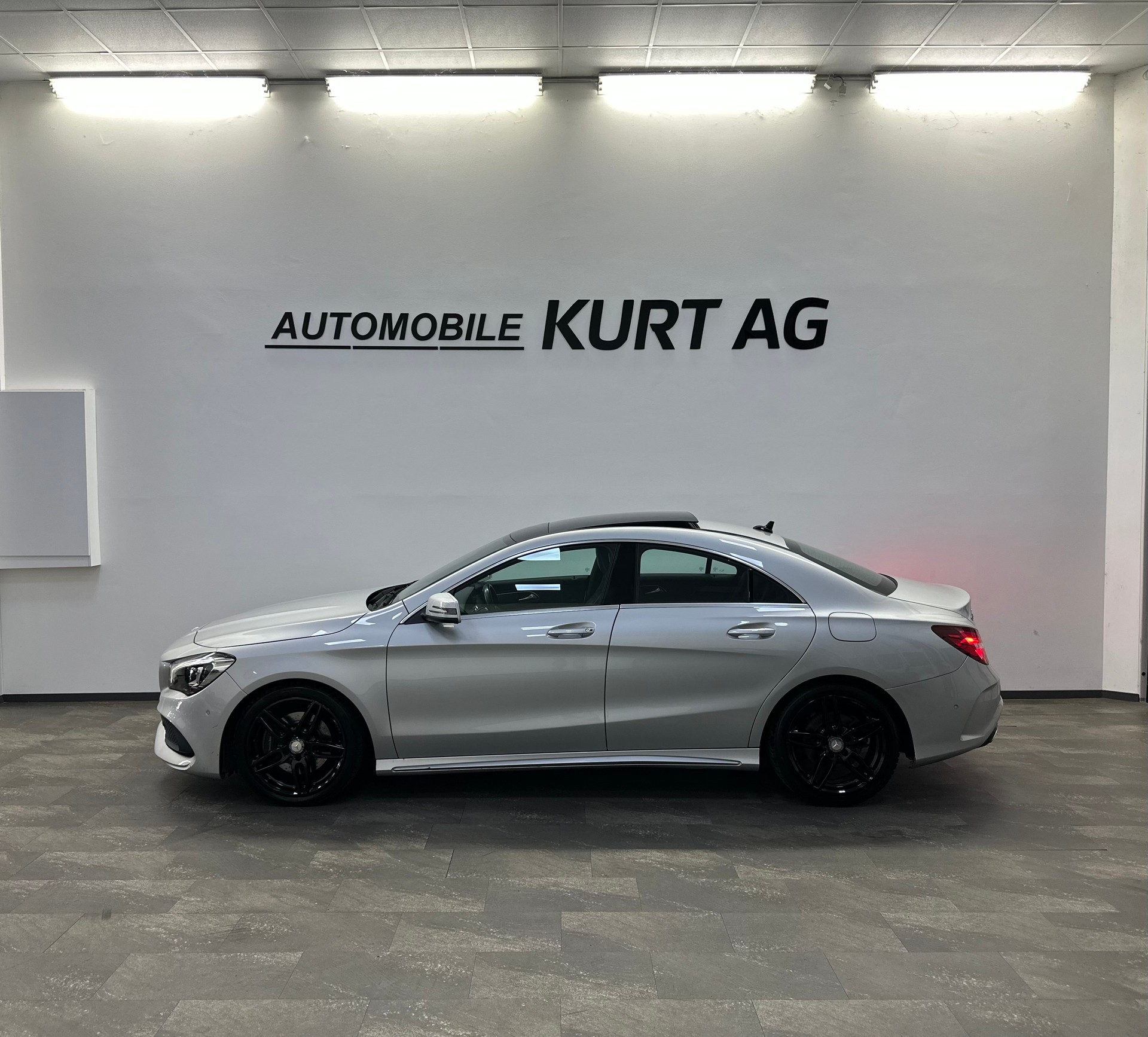 MERCEDES-BENZ CLA 250 AMG Line 7G-DCT 4Matic-image-2