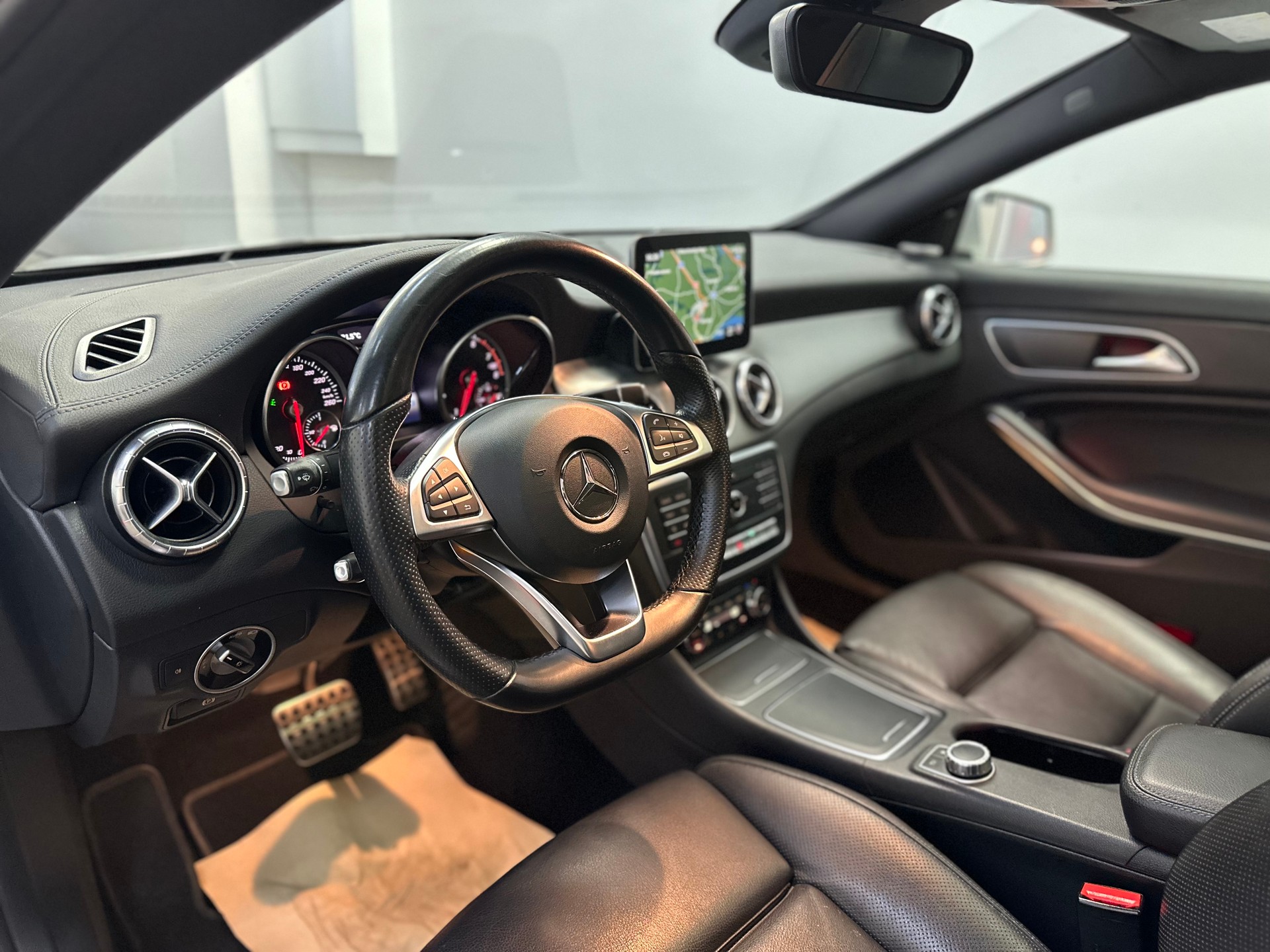 MERCEDES-BENZ CLA 250 AMG Line 7G-DCT 4Matic-image-10