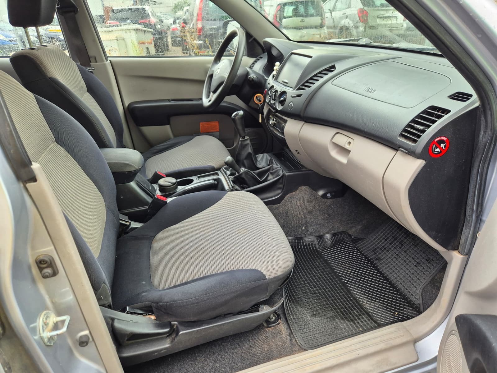MITSUBISHI L 200 2.5 DID Invite Double Cab-image-8