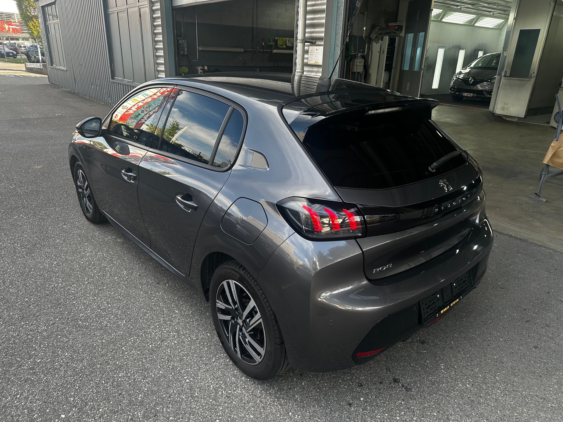 PEUGEOT 208 1.2 PureTech GT Line EAT8-image-2