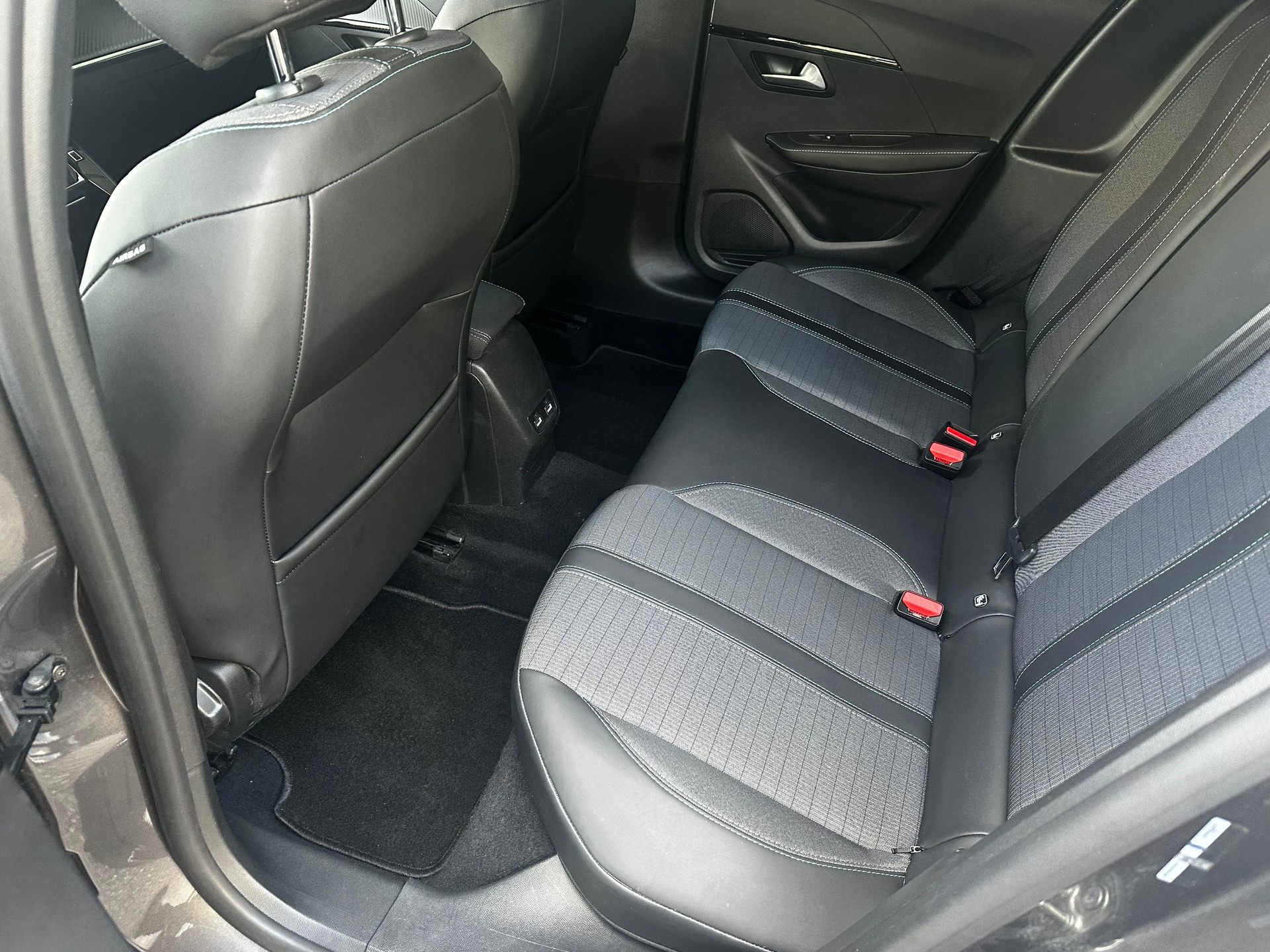 PEUGEOT 208 1.2 PureTech GT Line EAT8-image-7