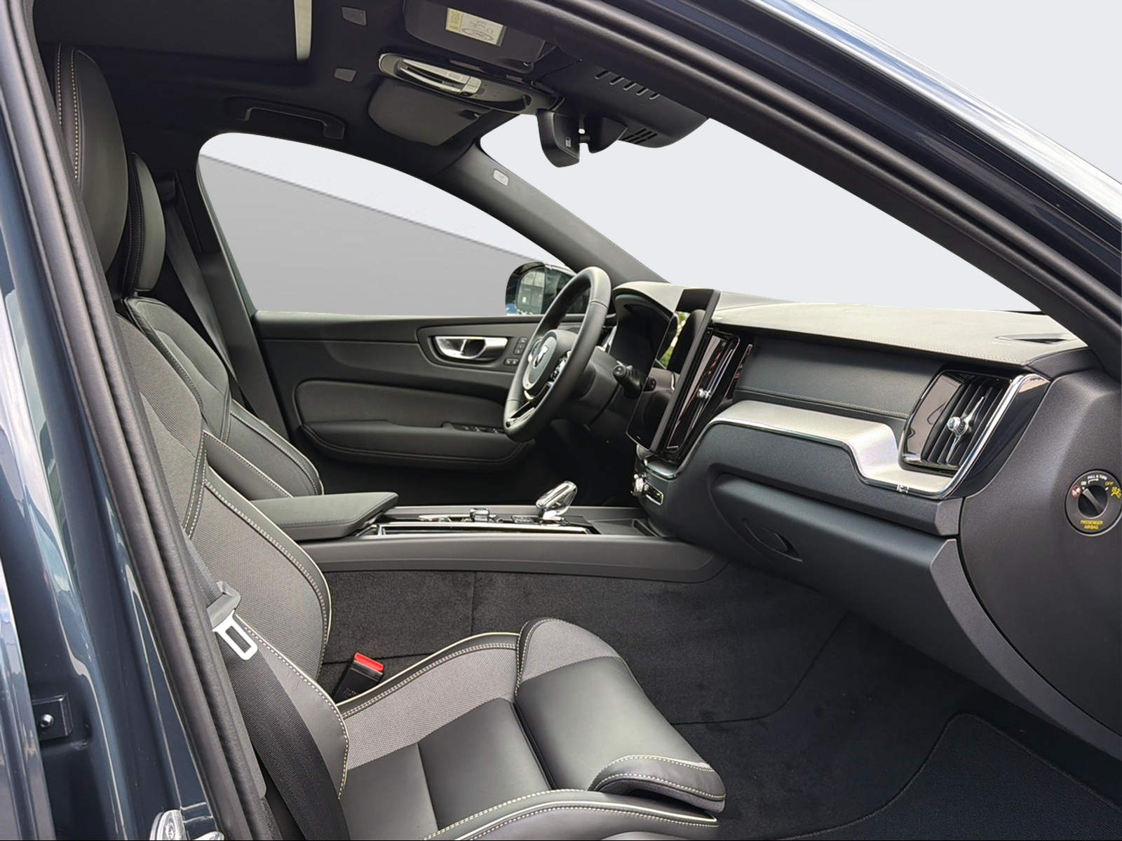 VOLVO XC60 2.0 T6 TE Black Edition eAWD-image-13