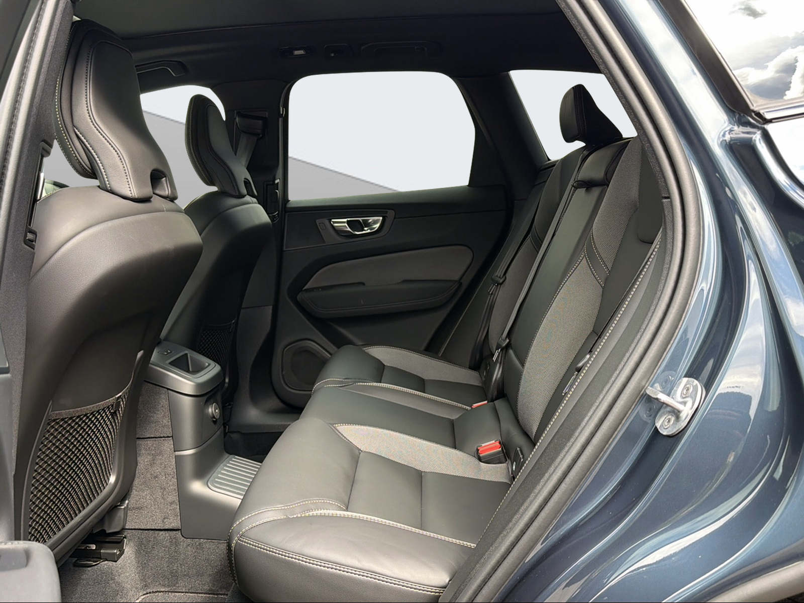 VOLVO XC60 2.0 T6 TE Black Edition eAWD-image-11