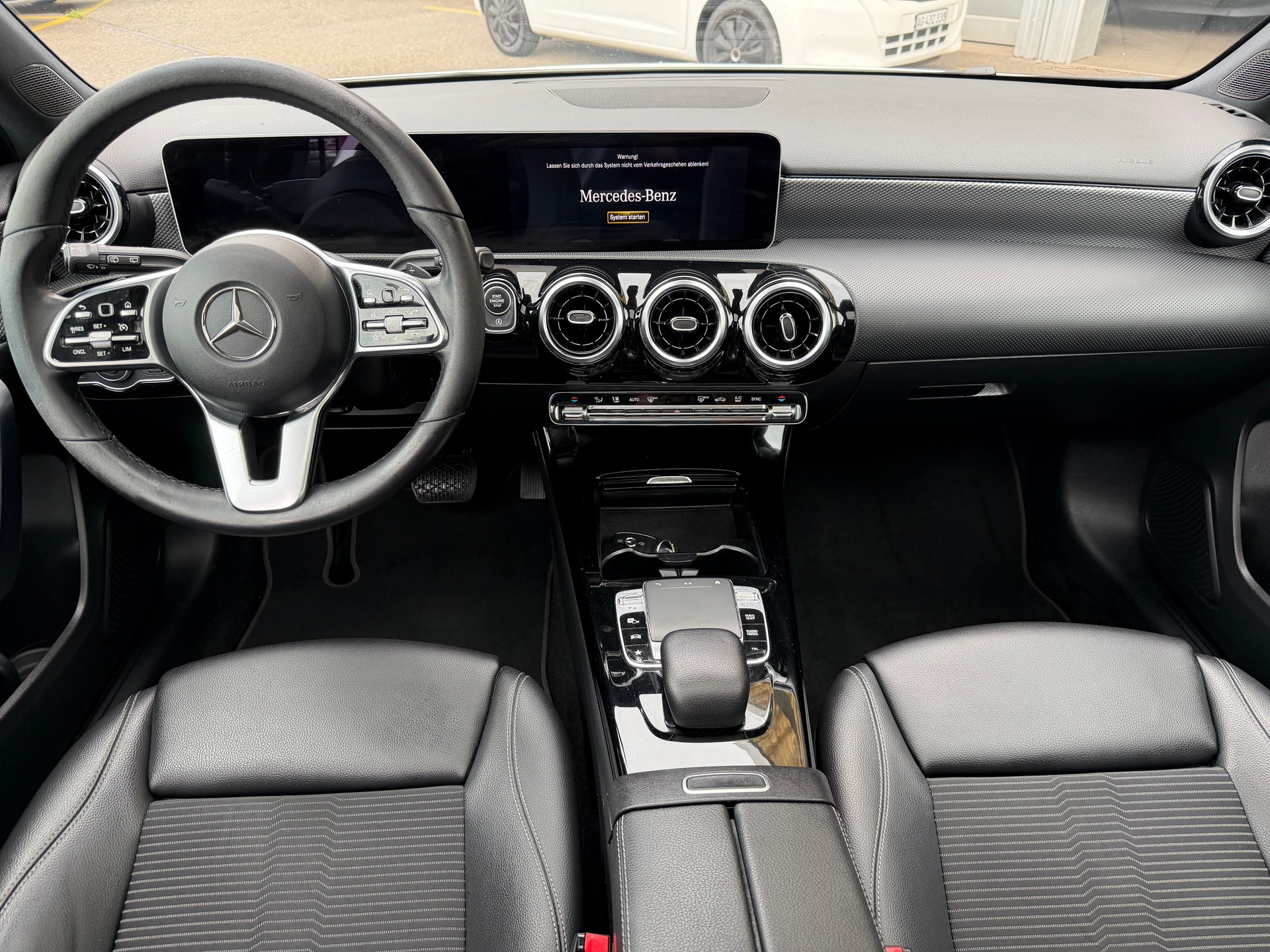 MERCEDES-BENZ A 180 d Edition-image-9
