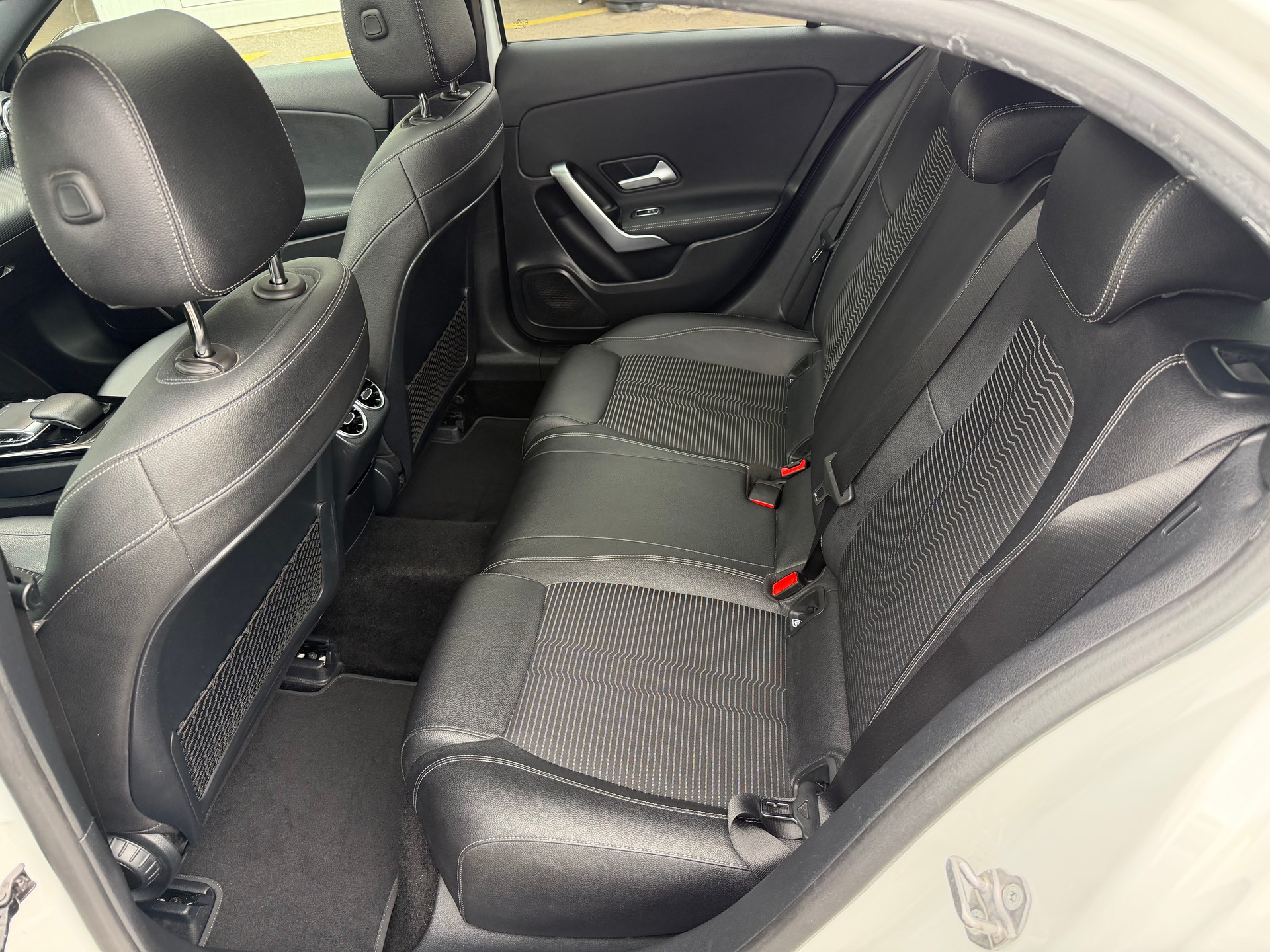 MERCEDES-BENZ A 180 d Edition-image-11