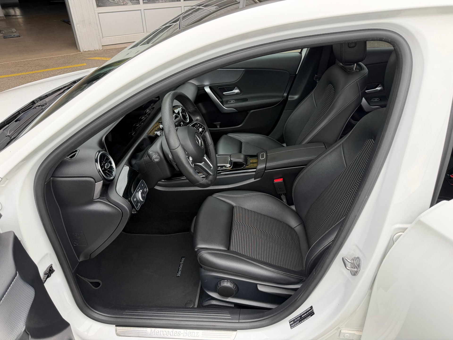 MERCEDES-BENZ A 180 d Edition-image-8