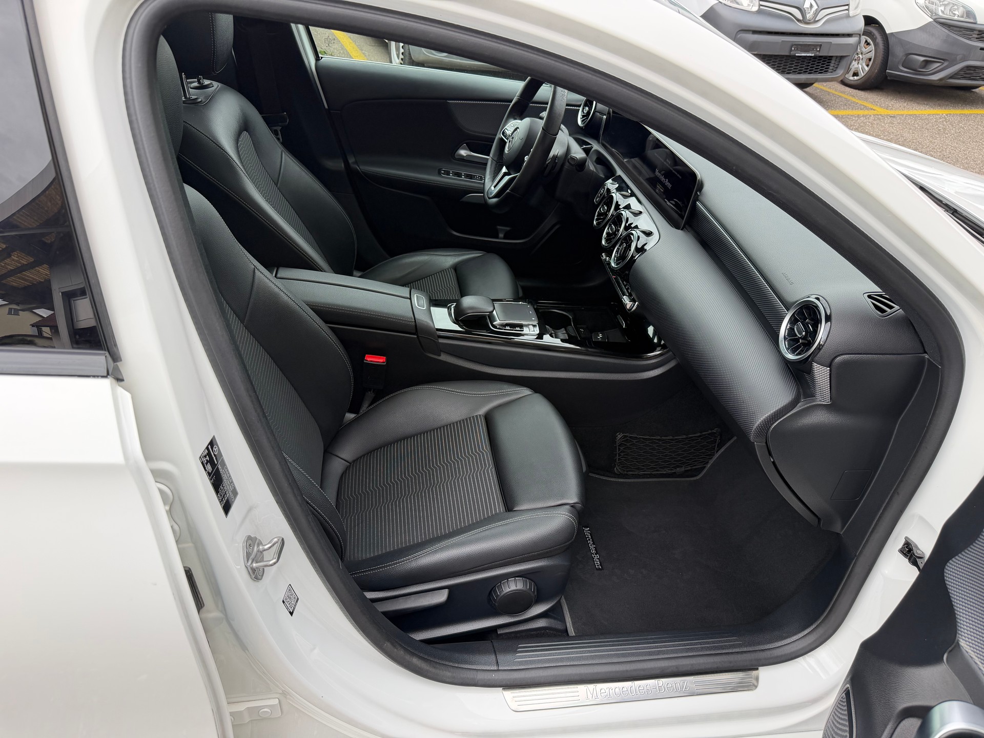 MERCEDES-BENZ A 180 d Edition-image-10