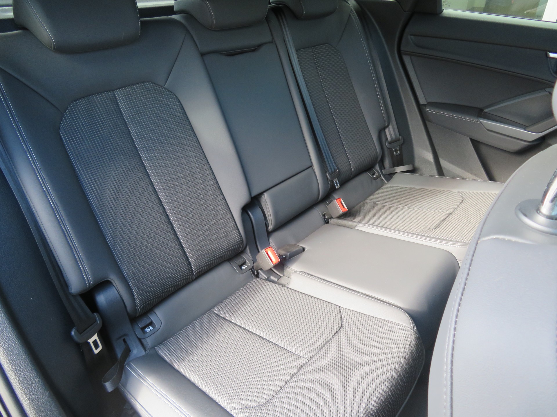 AUDI Q3 40 TFSI "S-LINE" advanced quattro S-tronic-image-12