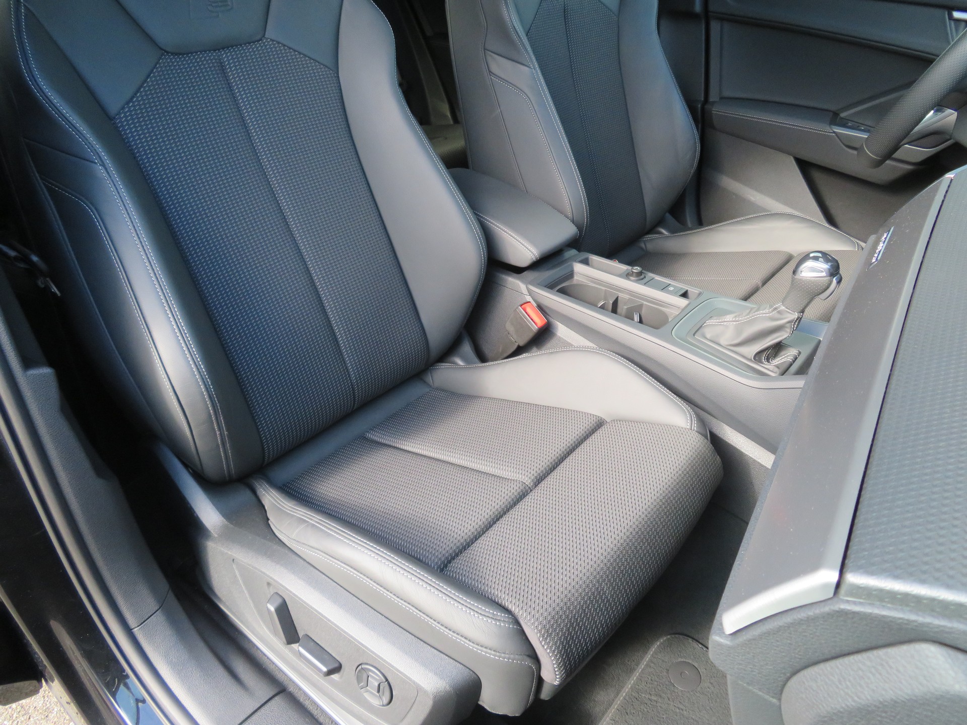 AUDI Q3 40 TFSI "S-LINE" advanced quattro S-tronic-image-11