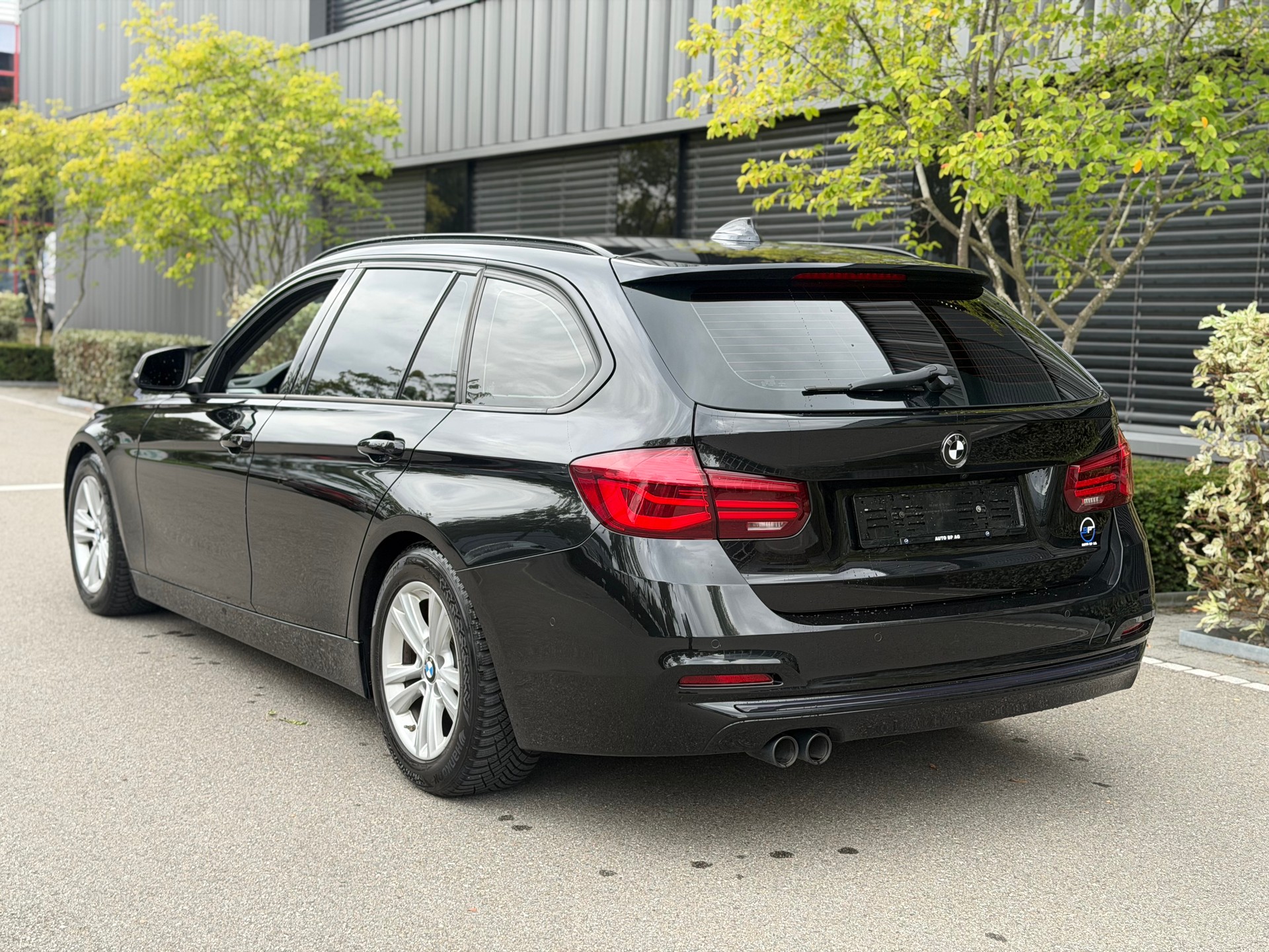 BMW 320d xDrive Touring Edition Sport Line Steptronic-image-4