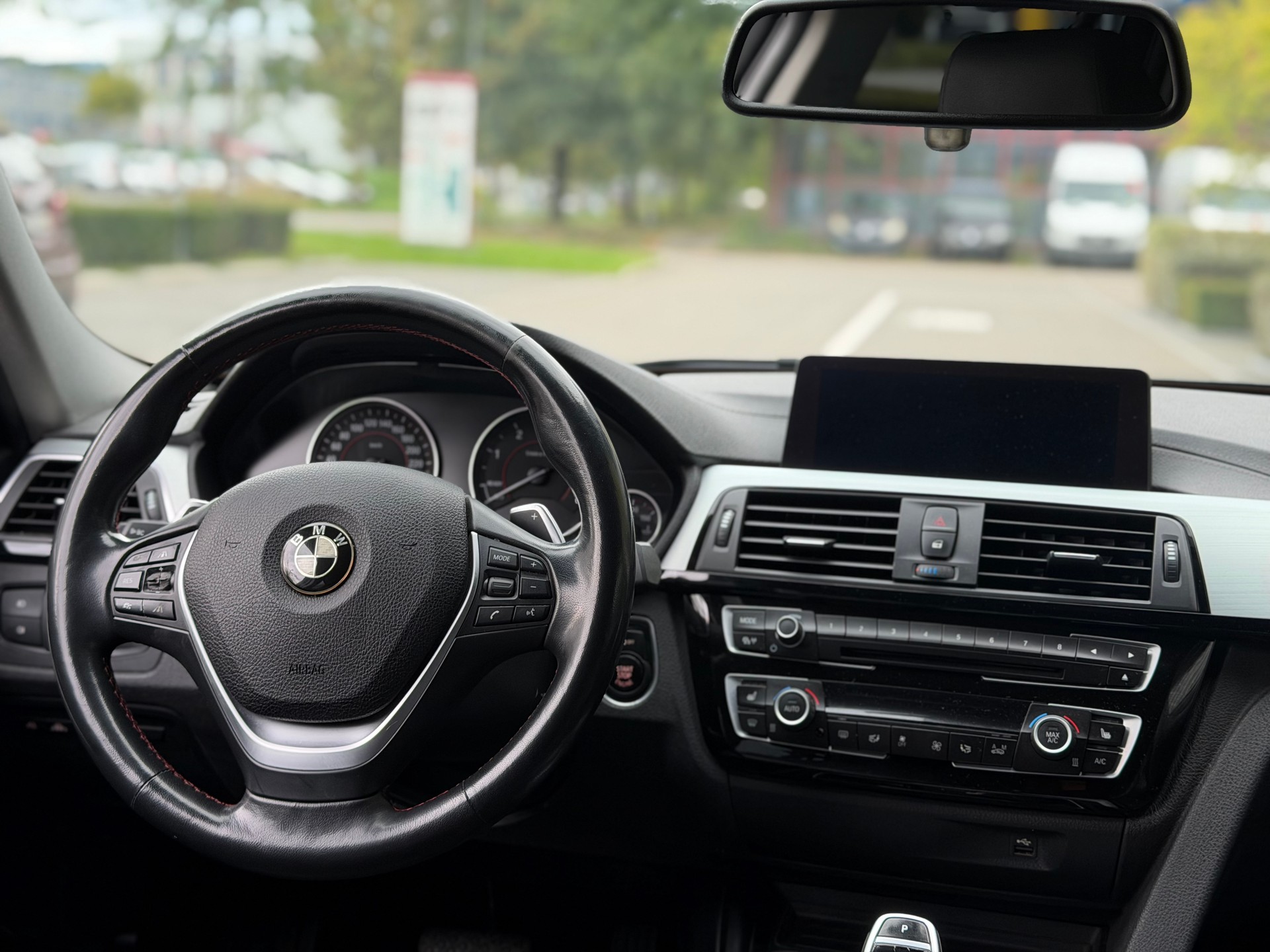BMW 320d xDrive Touring Edition Sport Line Steptronic-image-12