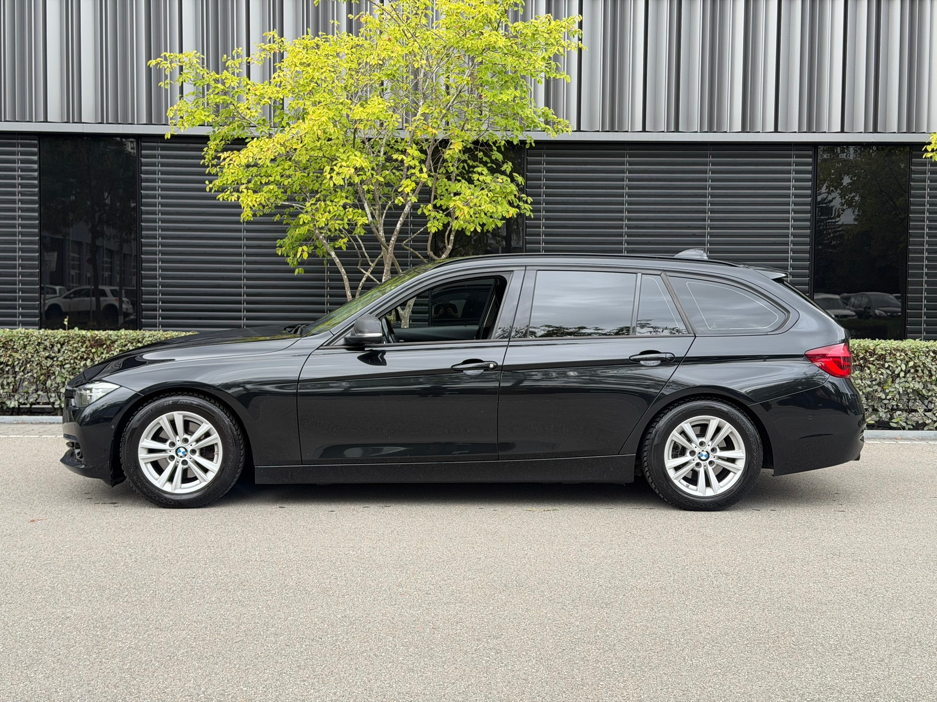 BMW 320d xDrive Touring Edition Sport Line Steptronic-image-2