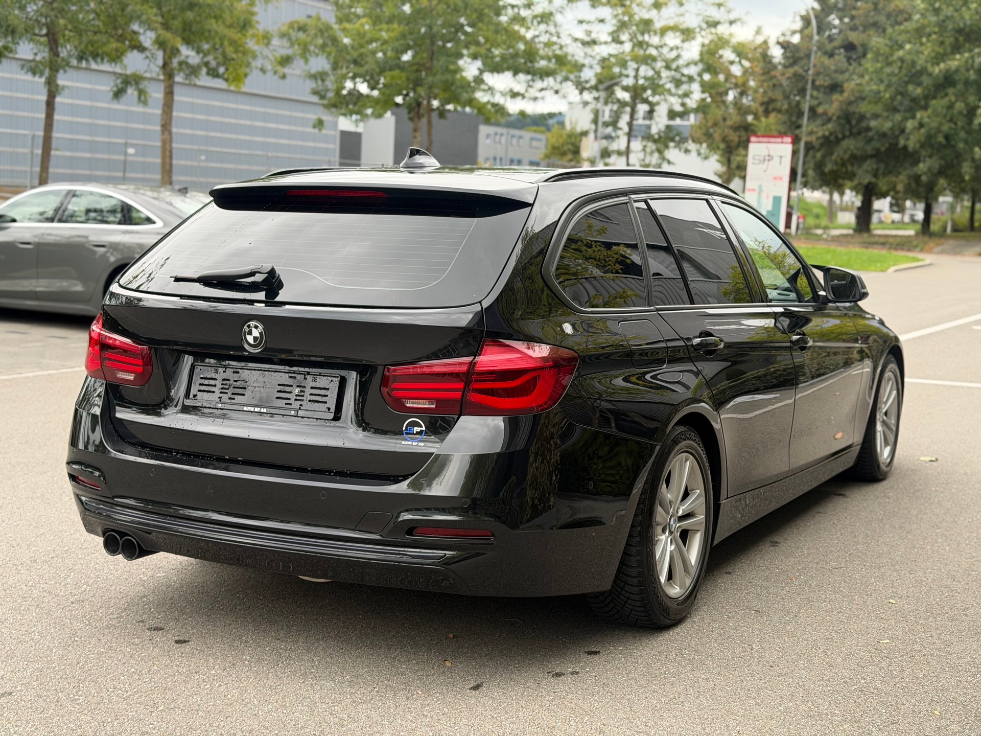 BMW 320d xDrive Touring Edition Sport Line Steptronic-image-6
