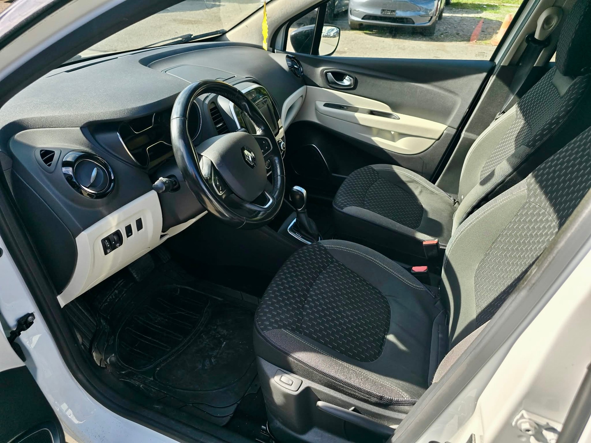 RENAULT Captur 1.3 T 16V Intens EDC-image-10