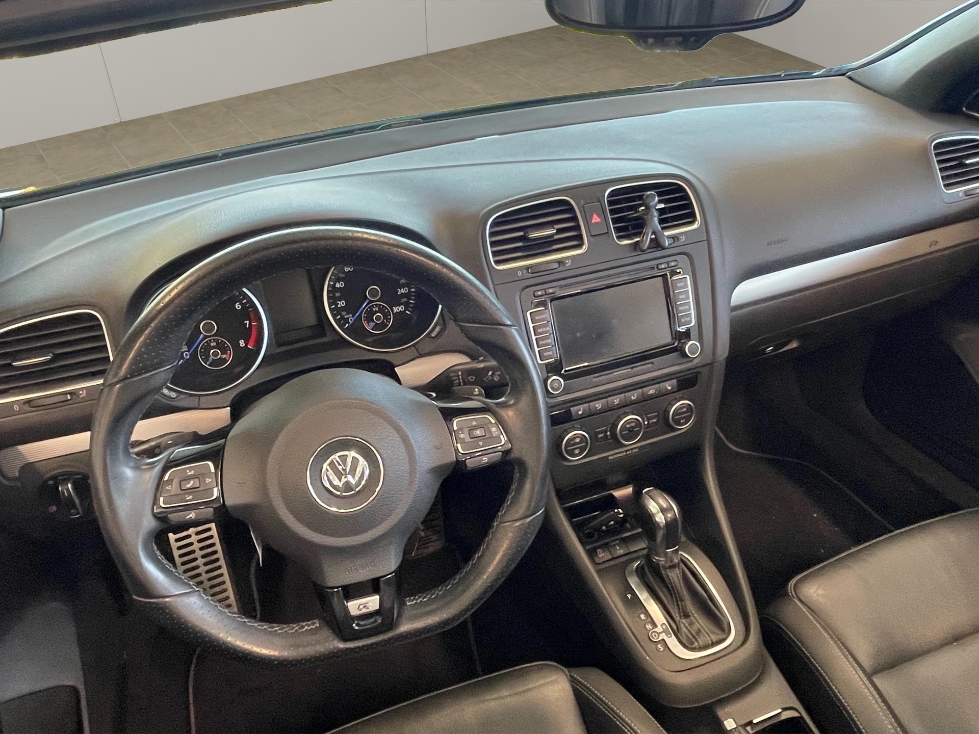 VW Golf Cabrio 2.0 TSI R DSG-image-8