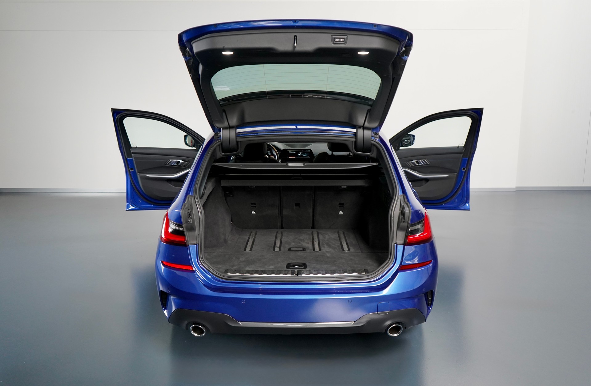 BMW 320d xDrive 48V Touring M Sport Steptronic-image-4