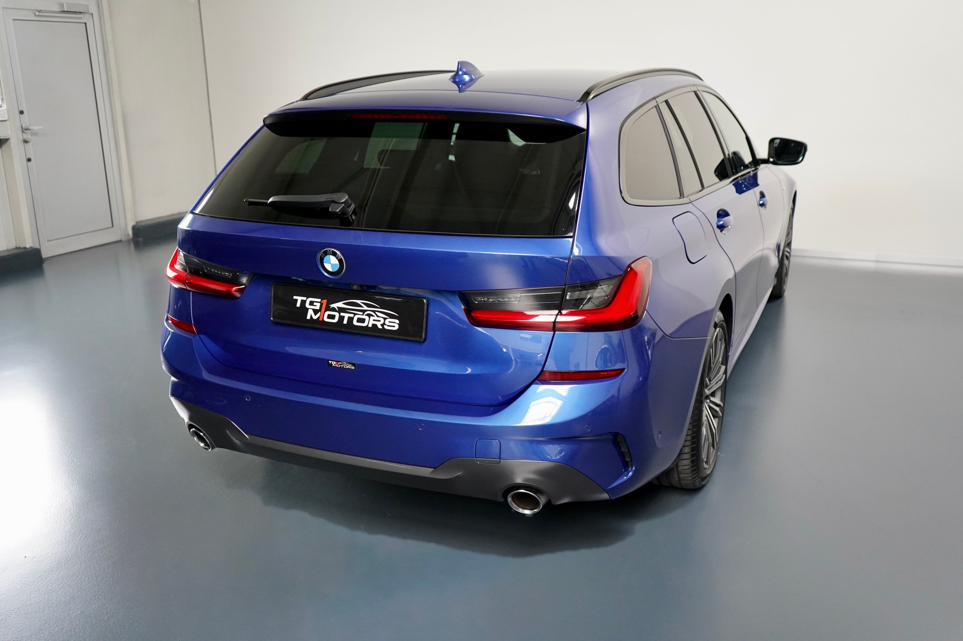 BMW 320d xDrive 48V Touring M Sport Steptronic-image-2