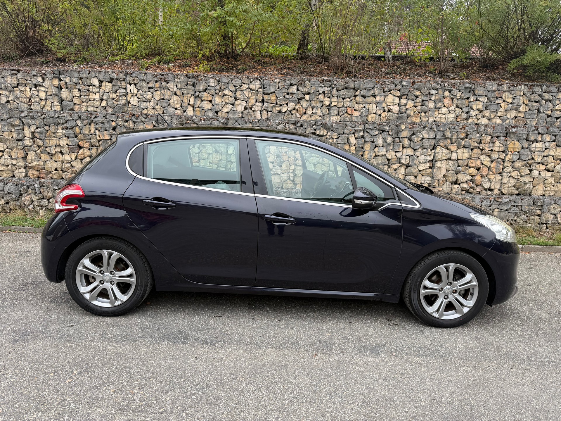 PEUGEOT 208 1.2 THP Allure-image-3
