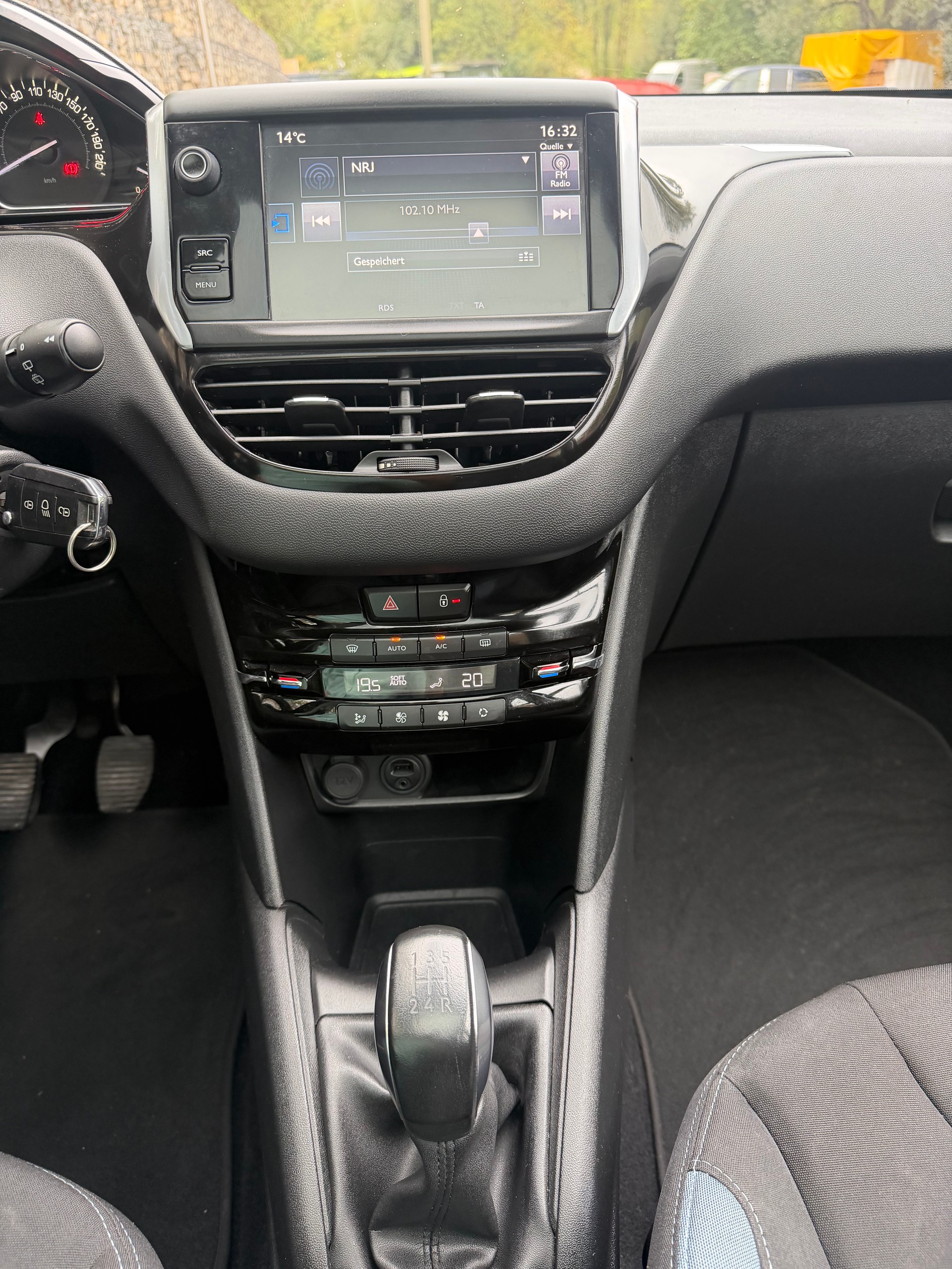 PEUGEOT 208 1.2 THP Allure-image-8
