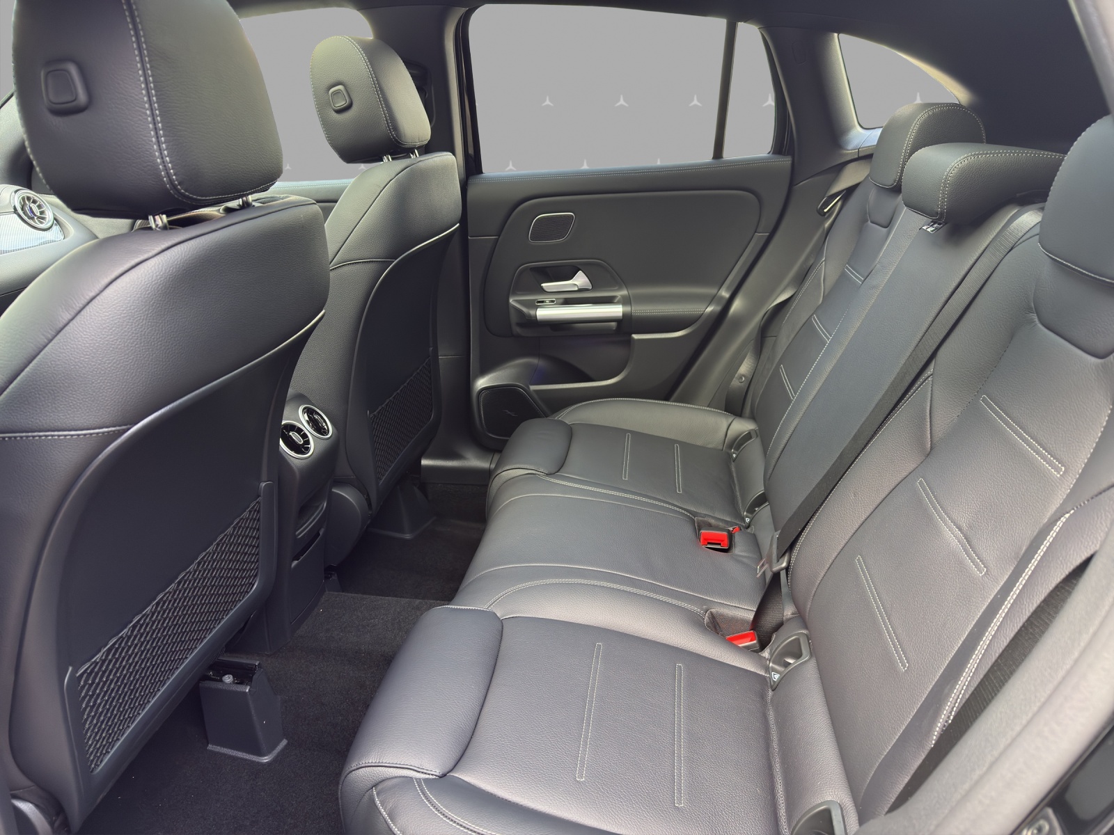 MERCEDES-BENZ GLA 250 e EQ Star 8G-DCT-image-13