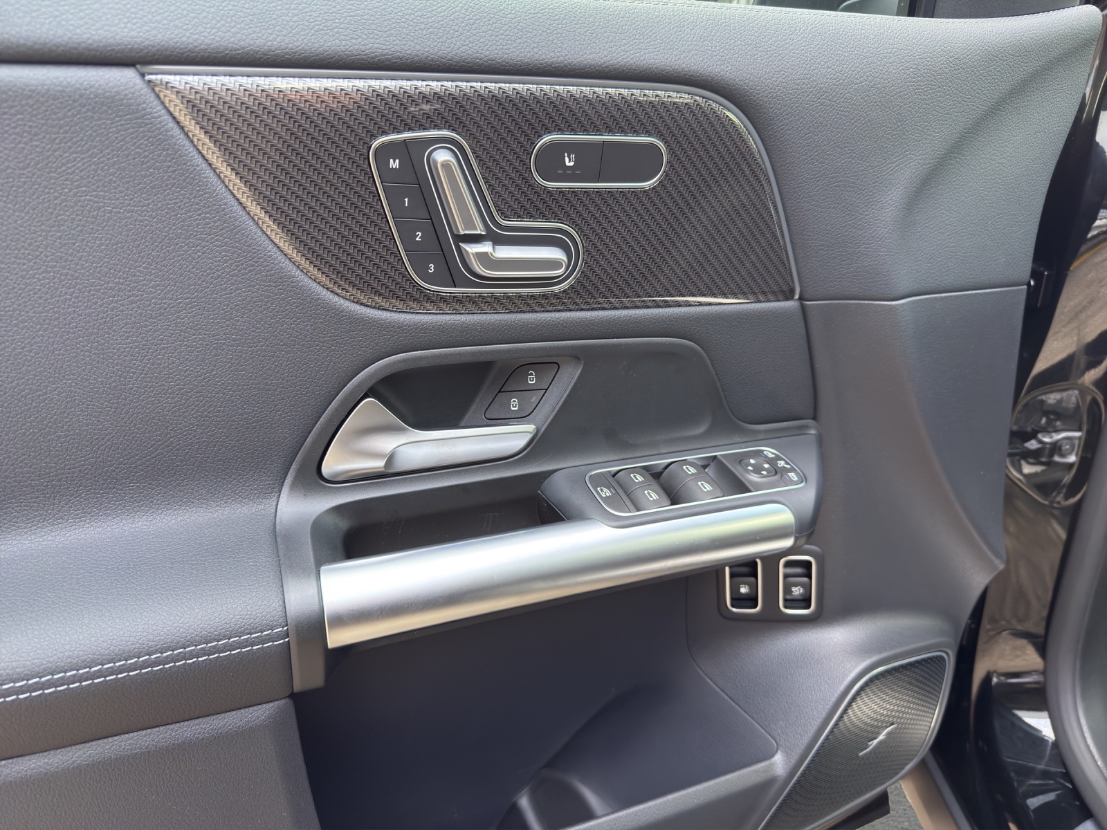 MERCEDES-BENZ GLA 250 e EQ Star 8G-DCT-image-12