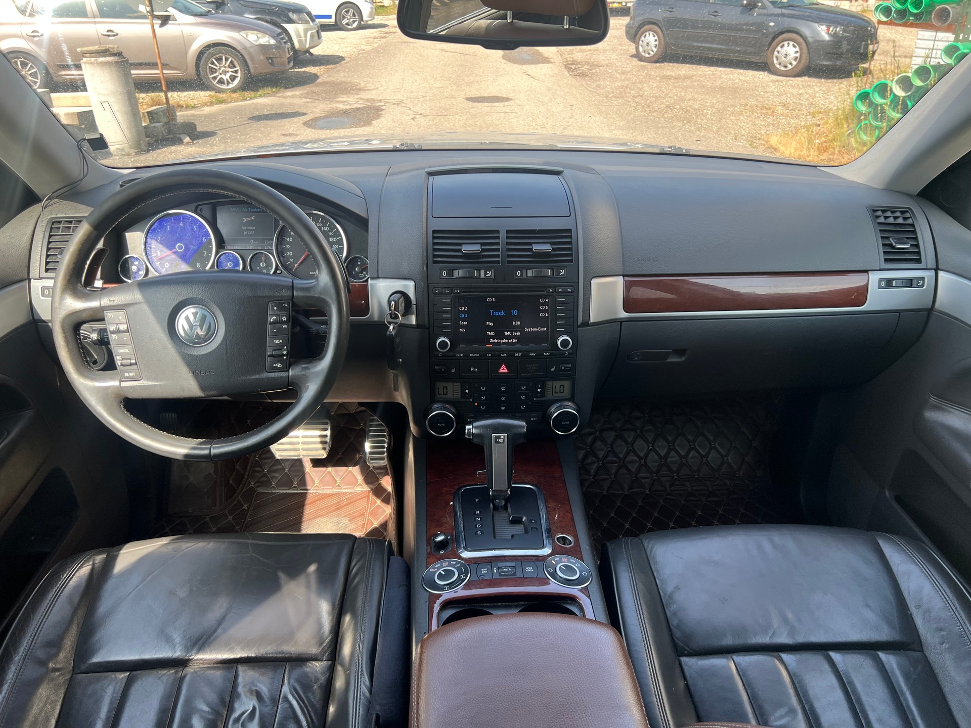 VW Touareg 4.2 V8 FSI Automatic-image-12