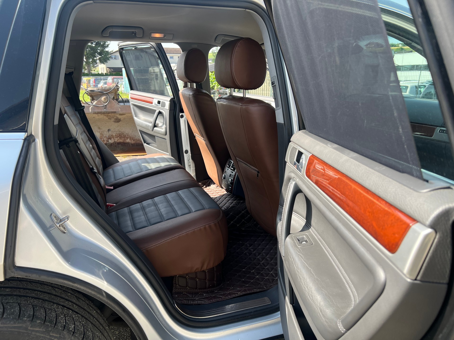 VW Touareg 4.2 V8 FSI Automatic-image-10