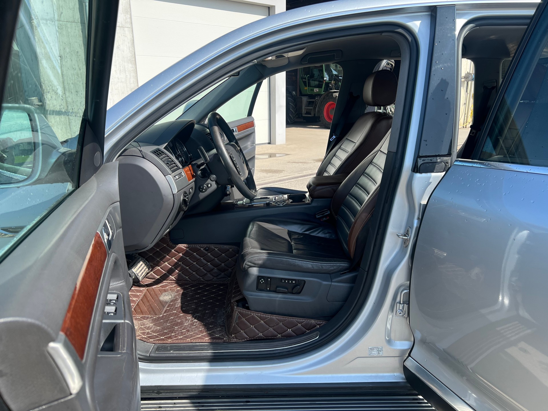 VW Touareg 4.2 V8 FSI Automatic-image-7