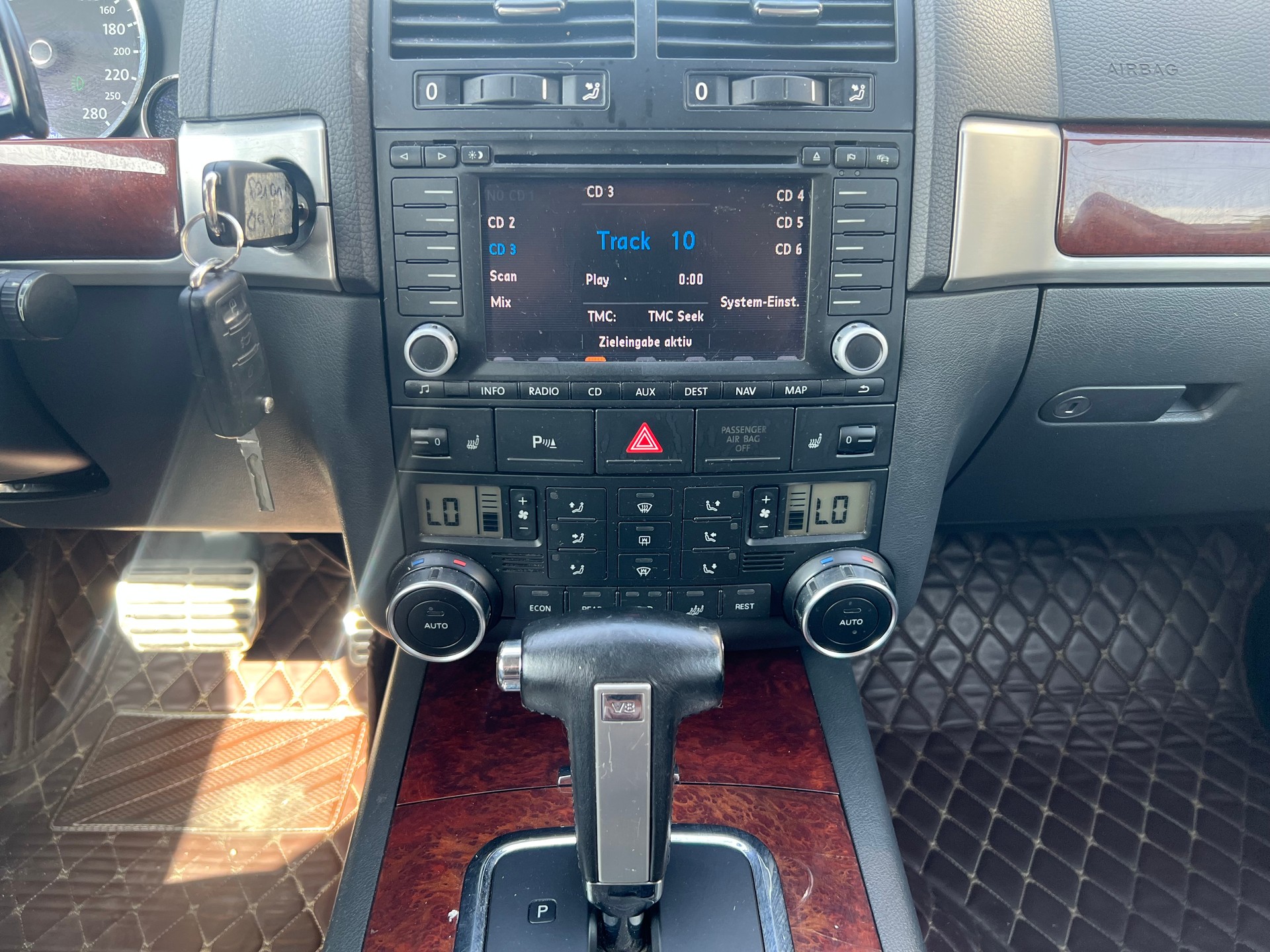 VW Touareg 4.2 V8 FSI Automatic-image-13