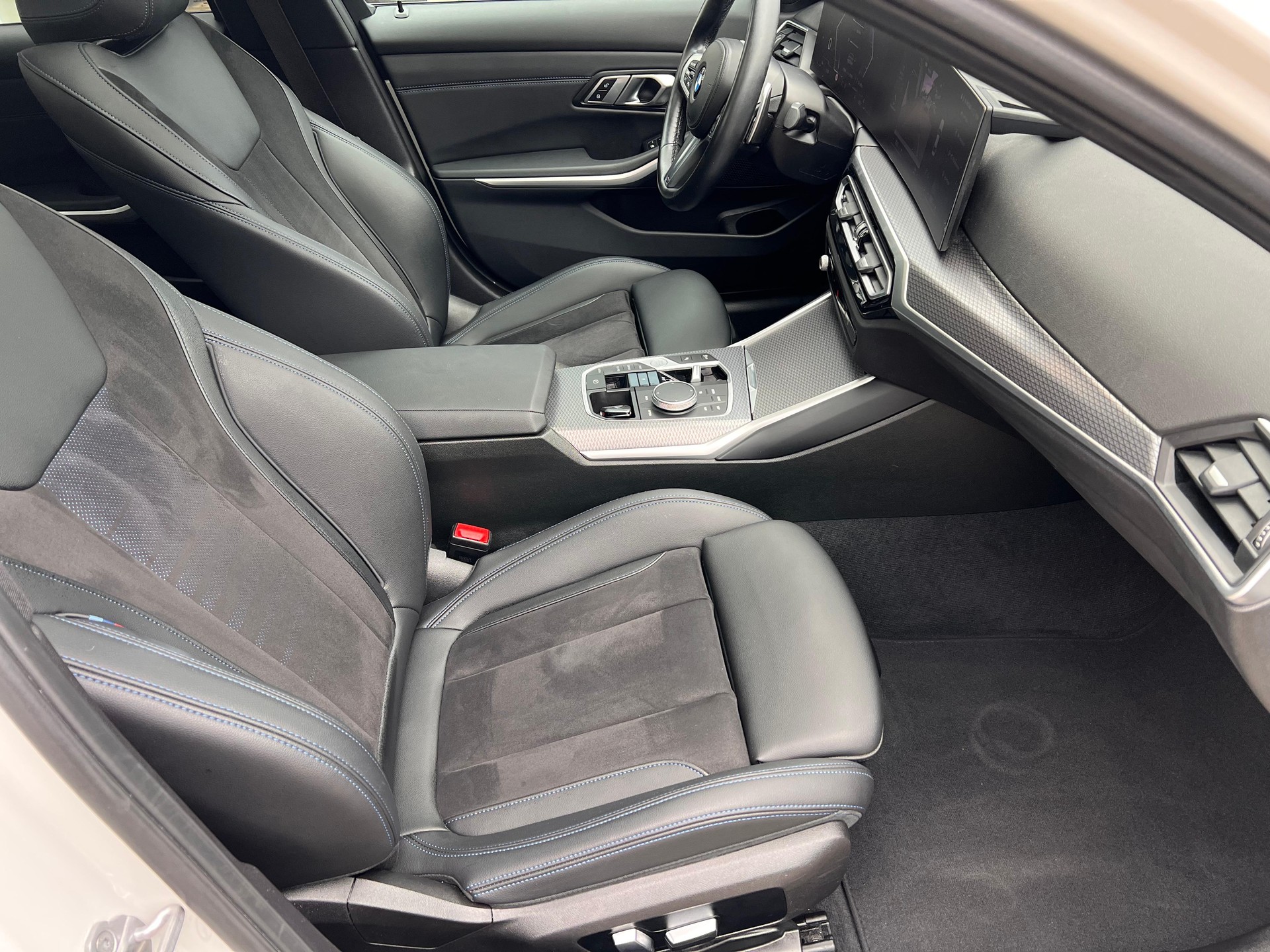 BMW 320d xDrive-image-12
