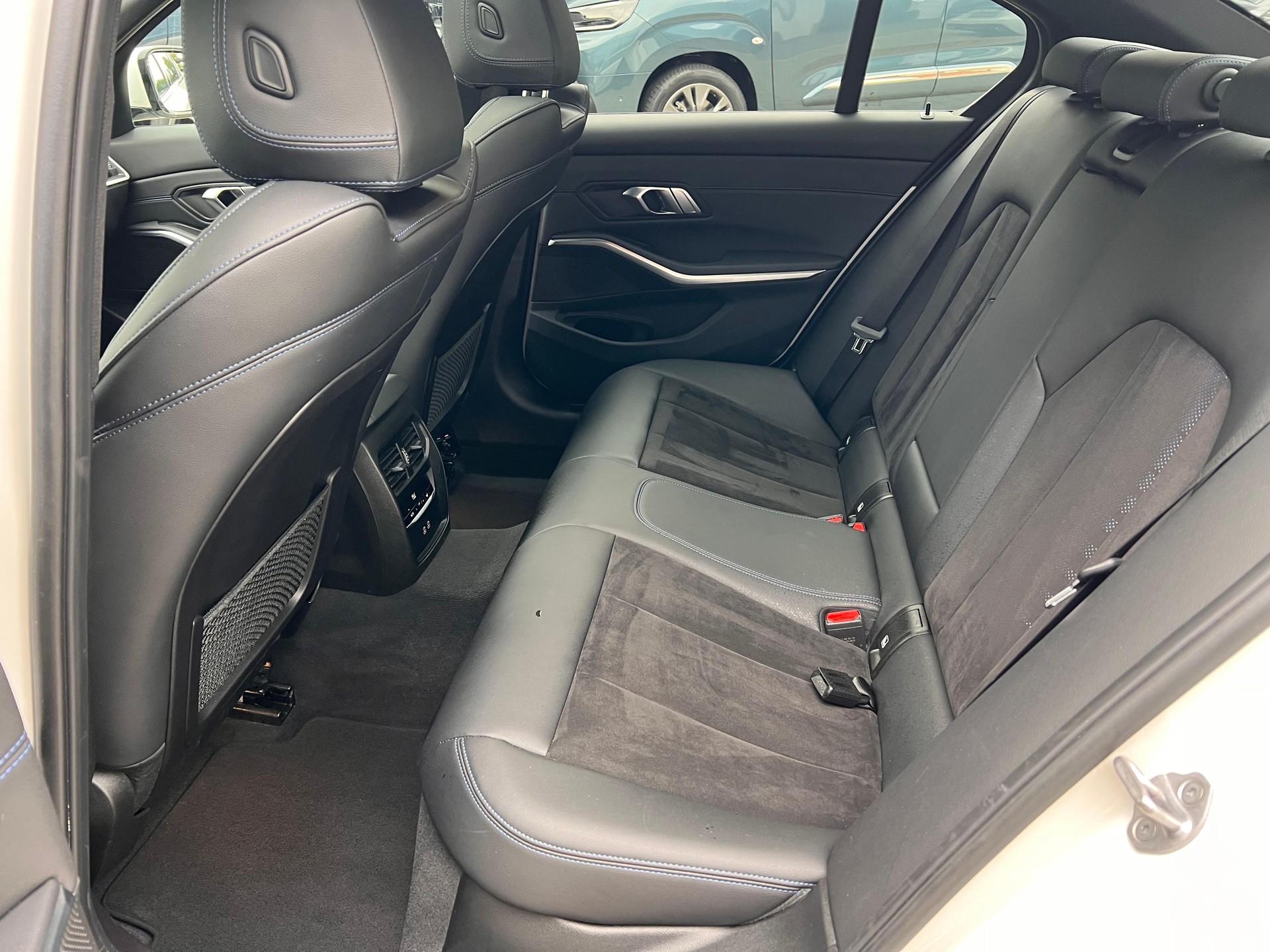 BMW 320d xDrive-image-10