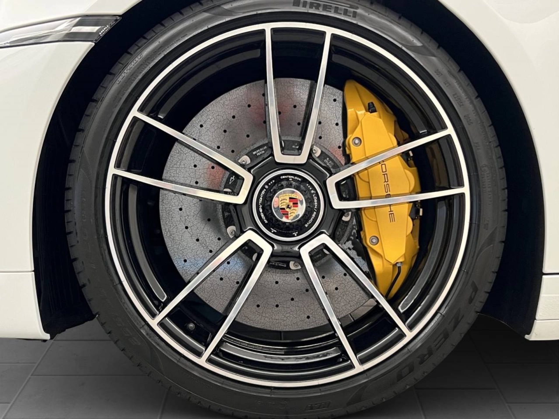 PORSCHE 911 Turbo S Cabriolet-image-6
