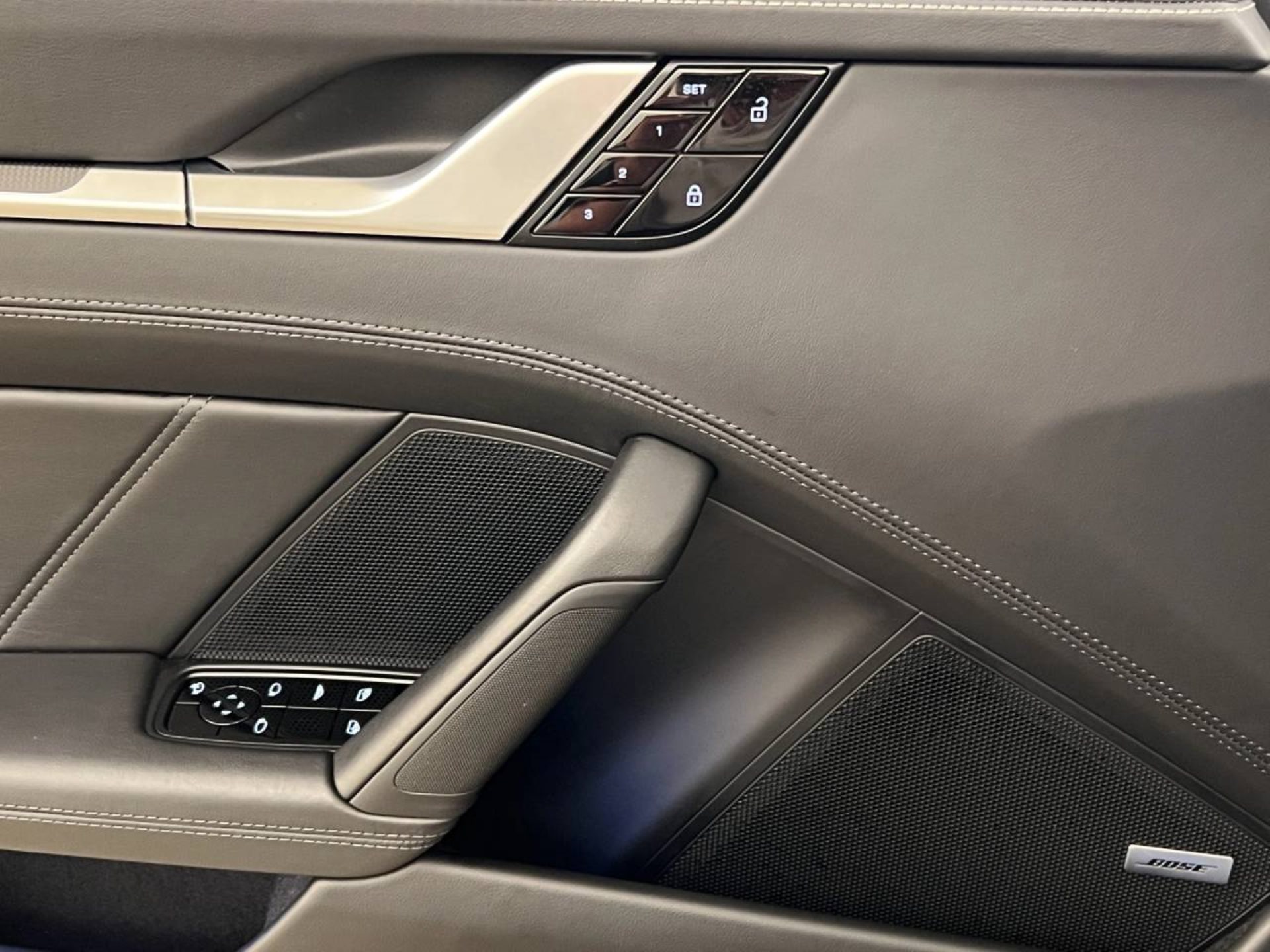 PORSCHE 911 Turbo S Cabriolet-image-13