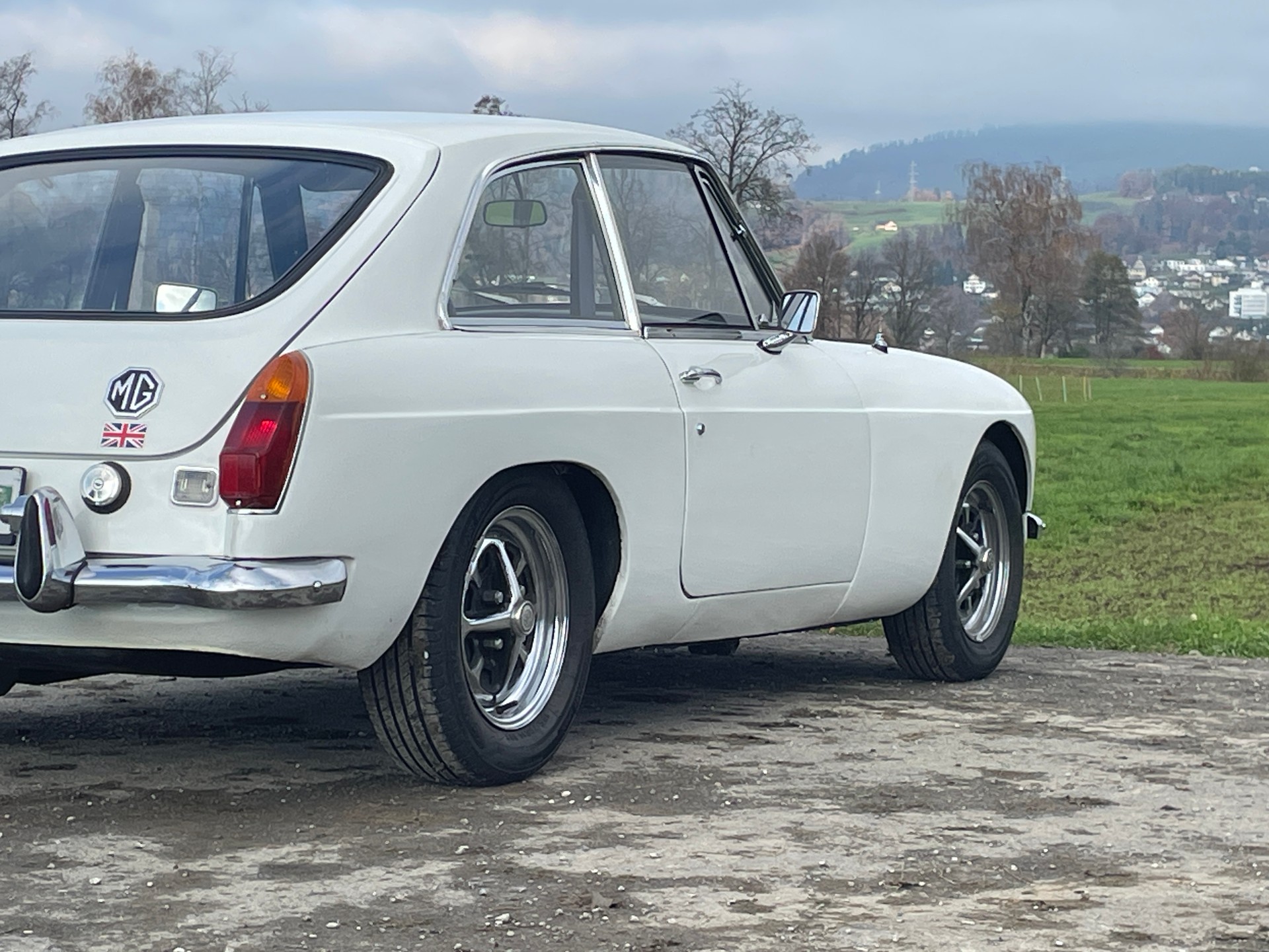 MG B GT Coupé-image-8