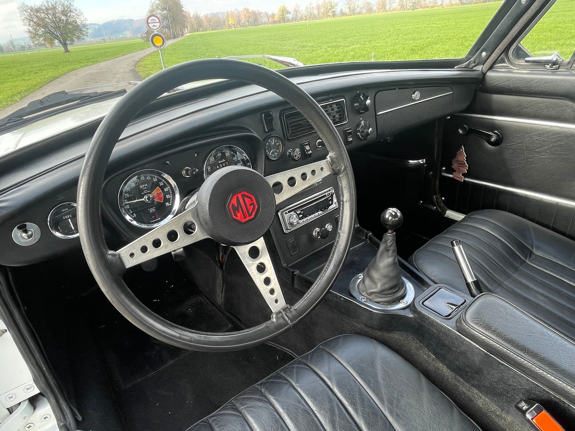 MG B GT Coupé-image-12