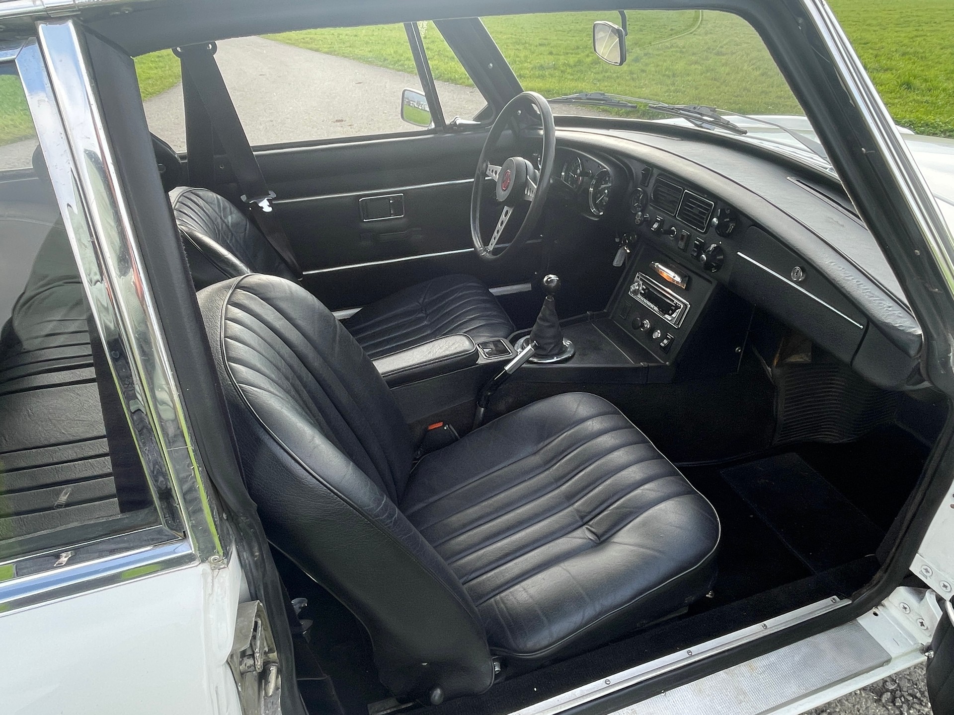 MG B GT Coupé-image-11