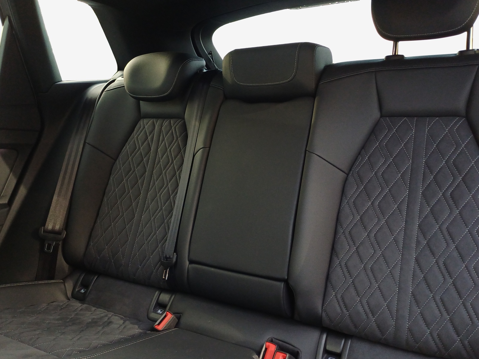 AUDI Q4 e-tron 45 quattro-image-11