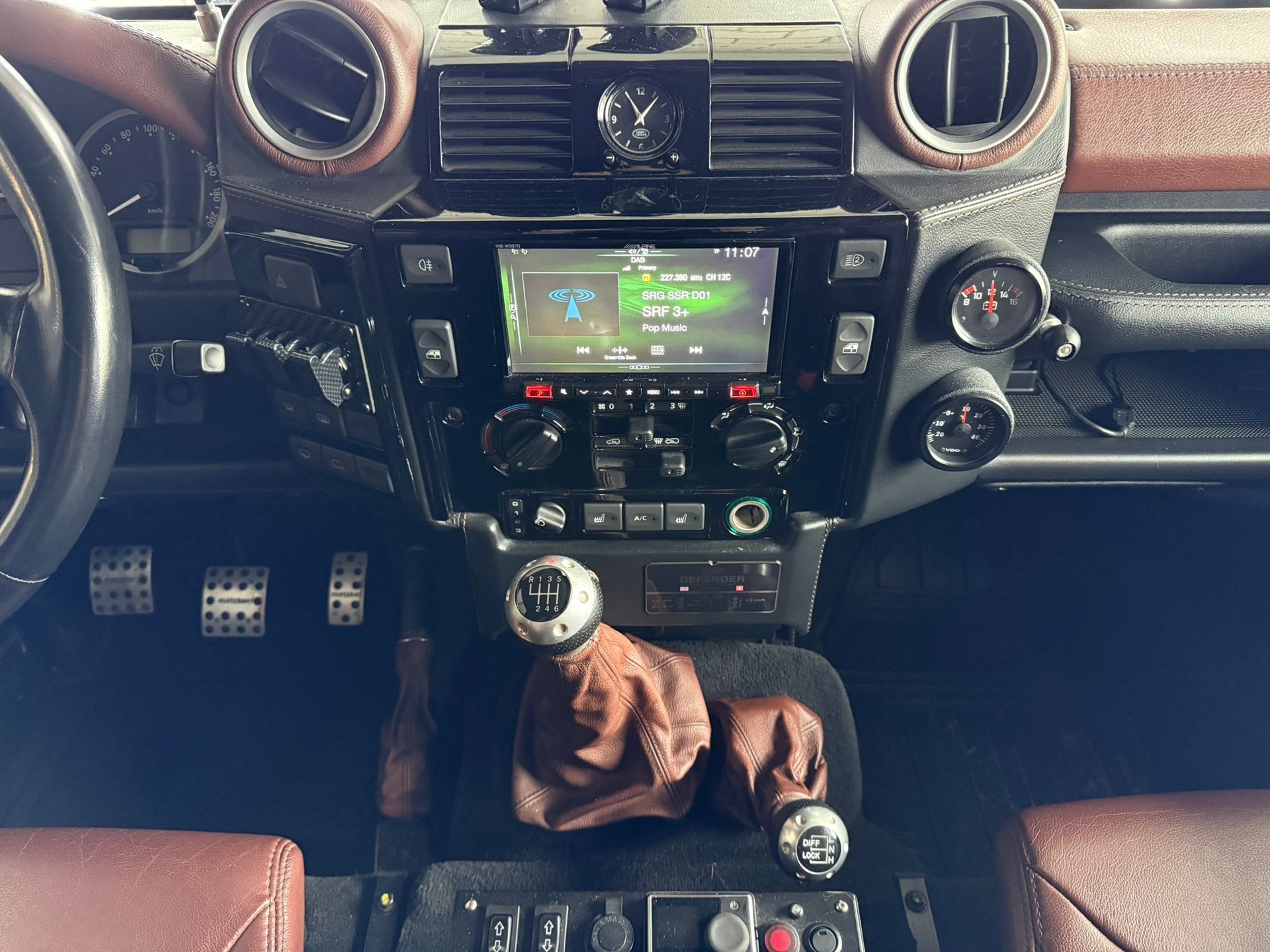 LAND ROVER Defender 110 SW 2.4Tdc Black Pearl-image-11