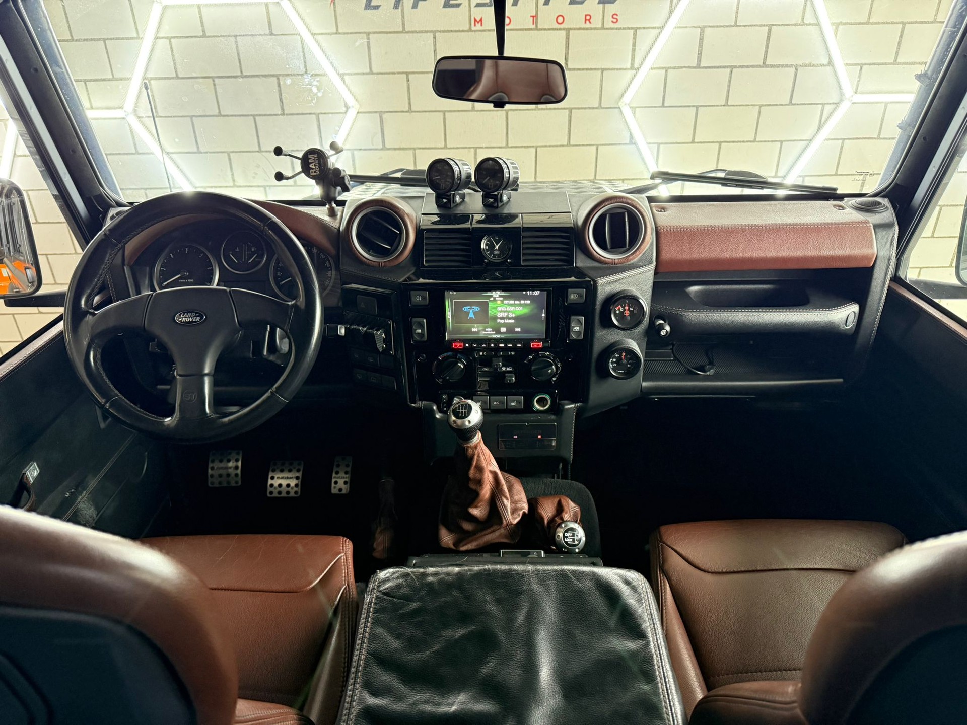 LAND ROVER Defender 110 SW 2.4Tdc Black Pearl-image-10