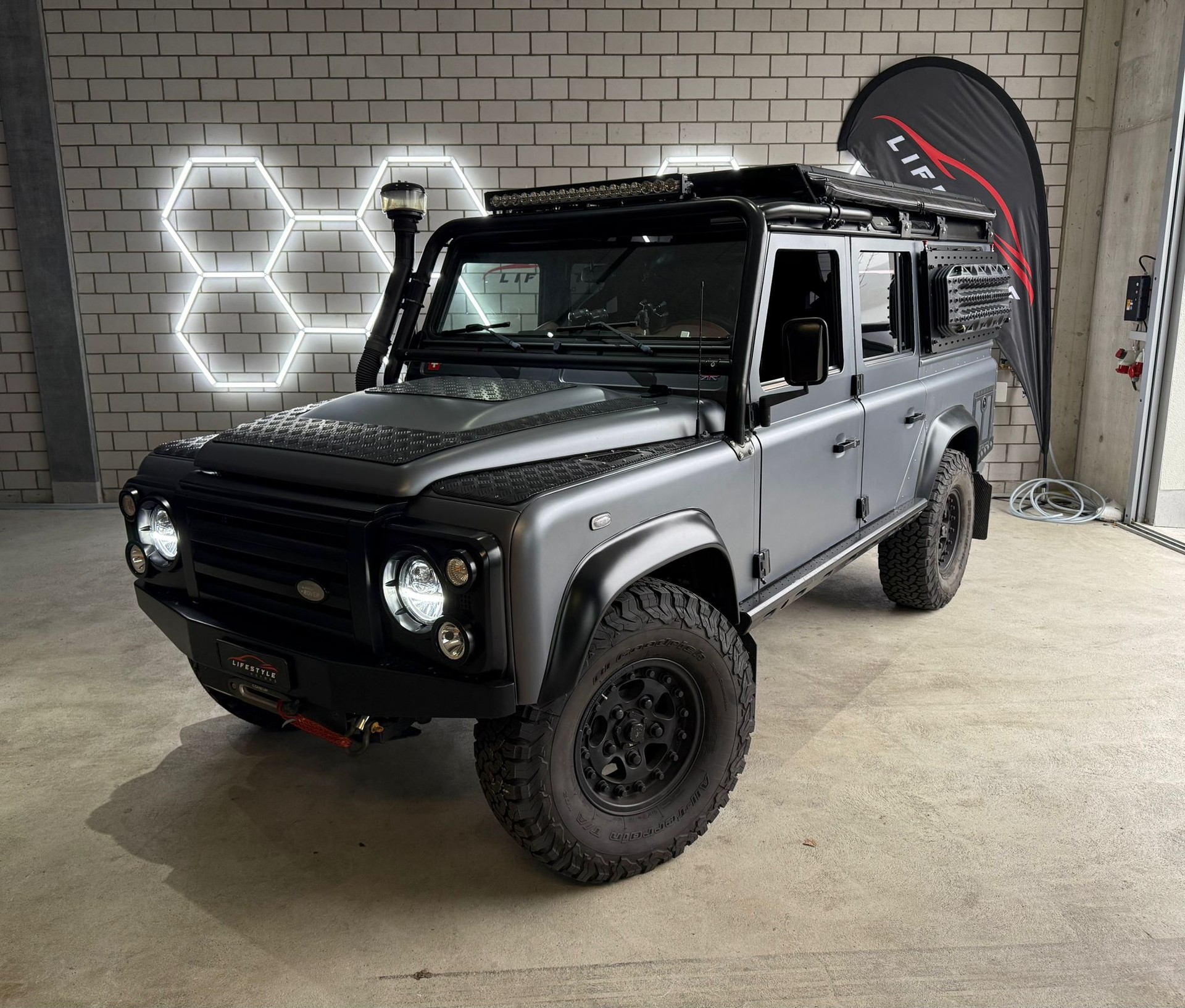 LAND ROVER Defender 110 SW 2.4Tdc Black Pearl-image-0