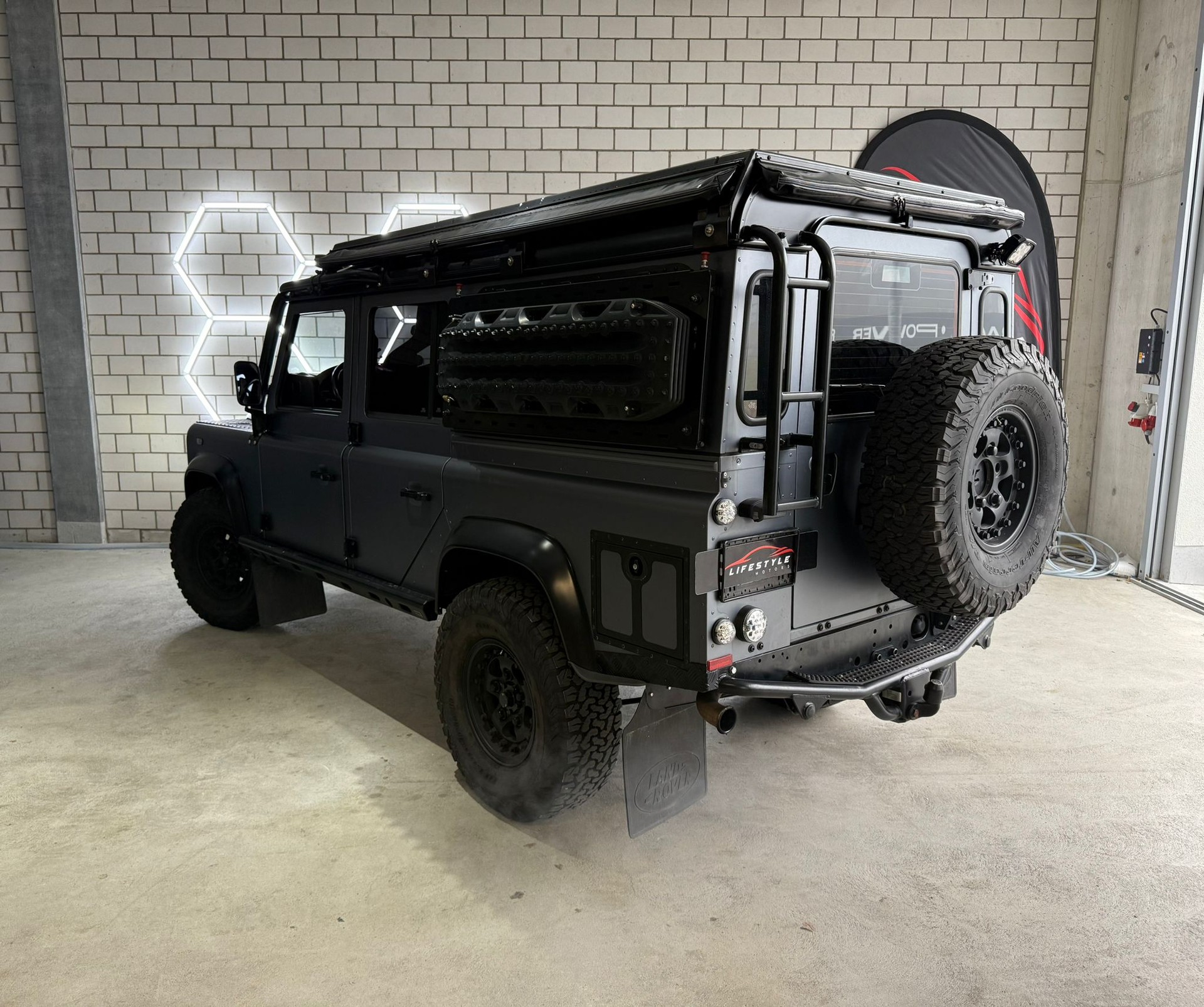 LAND ROVER Defender 110 SW 2.4Tdc Black Pearl-image-2