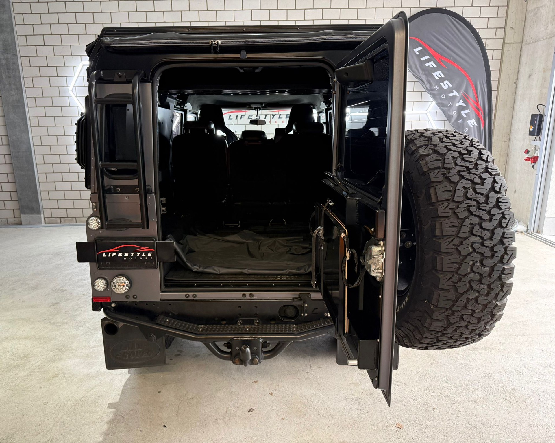 LAND ROVER Defender 110 SW 2.4Tdc Black Pearl-image-14