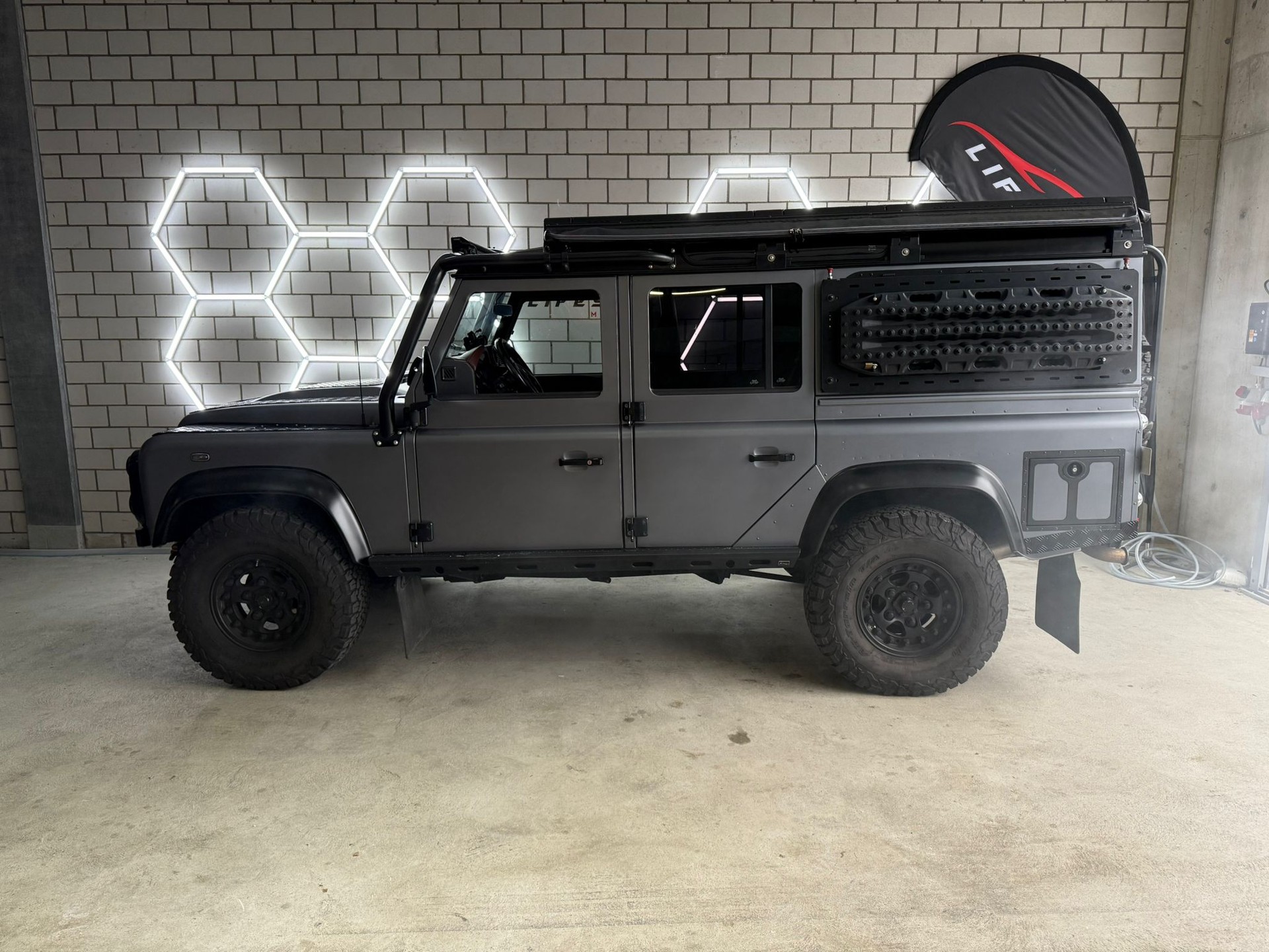 LAND ROVER Defender 110 SW 2.4Tdc Black Pearl-image-1