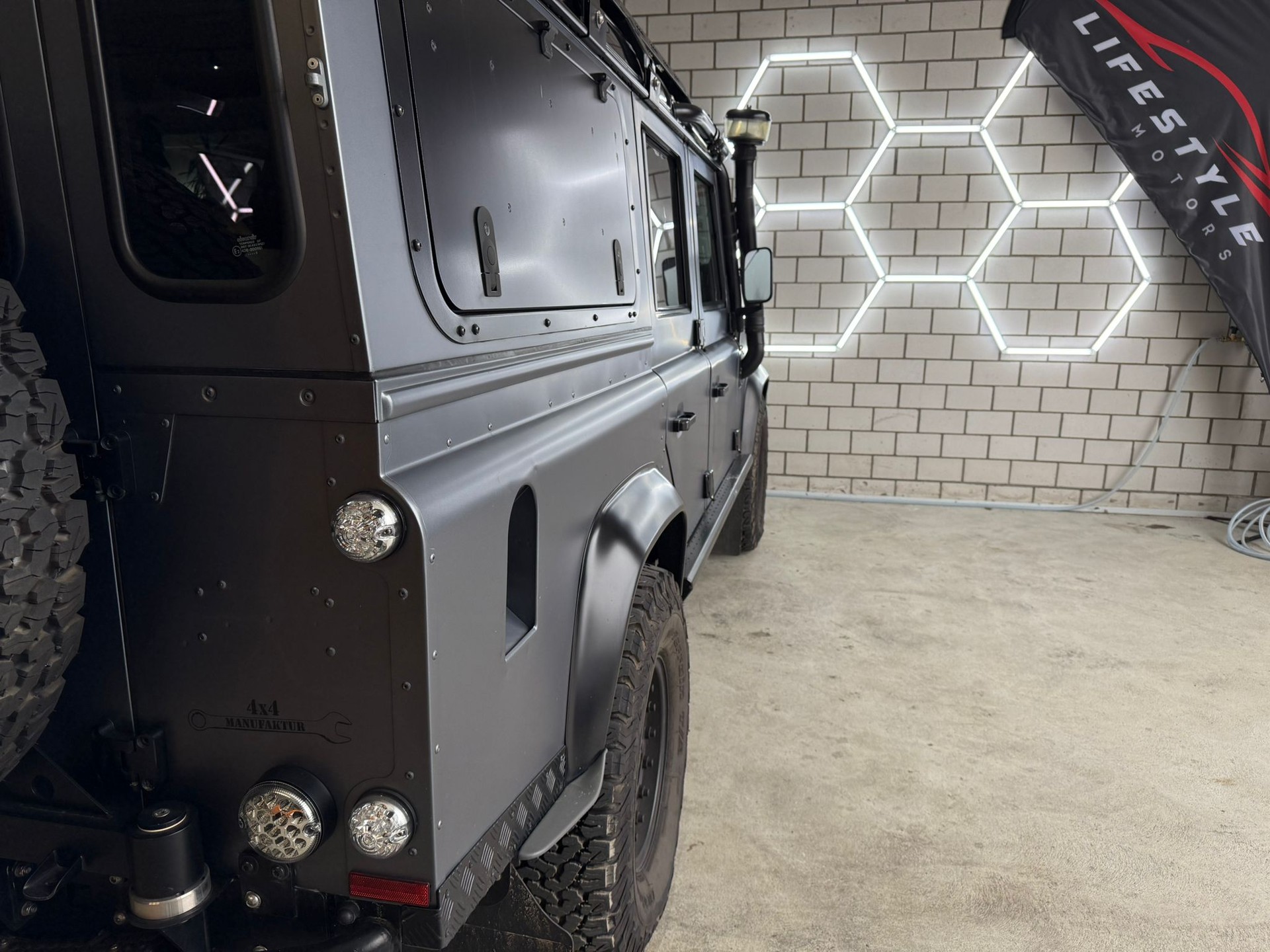 LAND ROVER Defender 110 SW 2.4Tdc Black Pearl-image-5