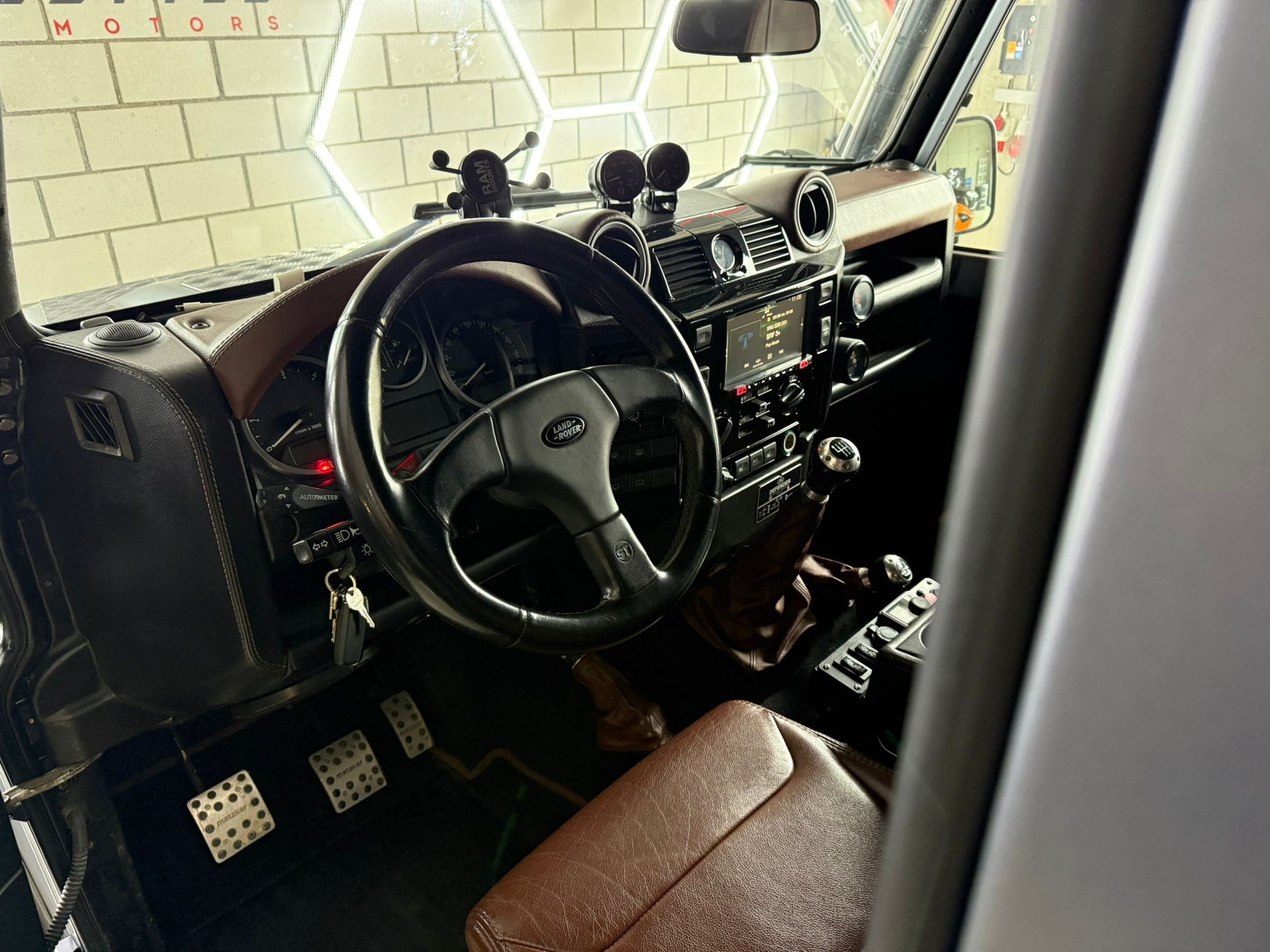 LAND ROVER Defender 110 SW 2.4Tdc Black Pearl-image-8