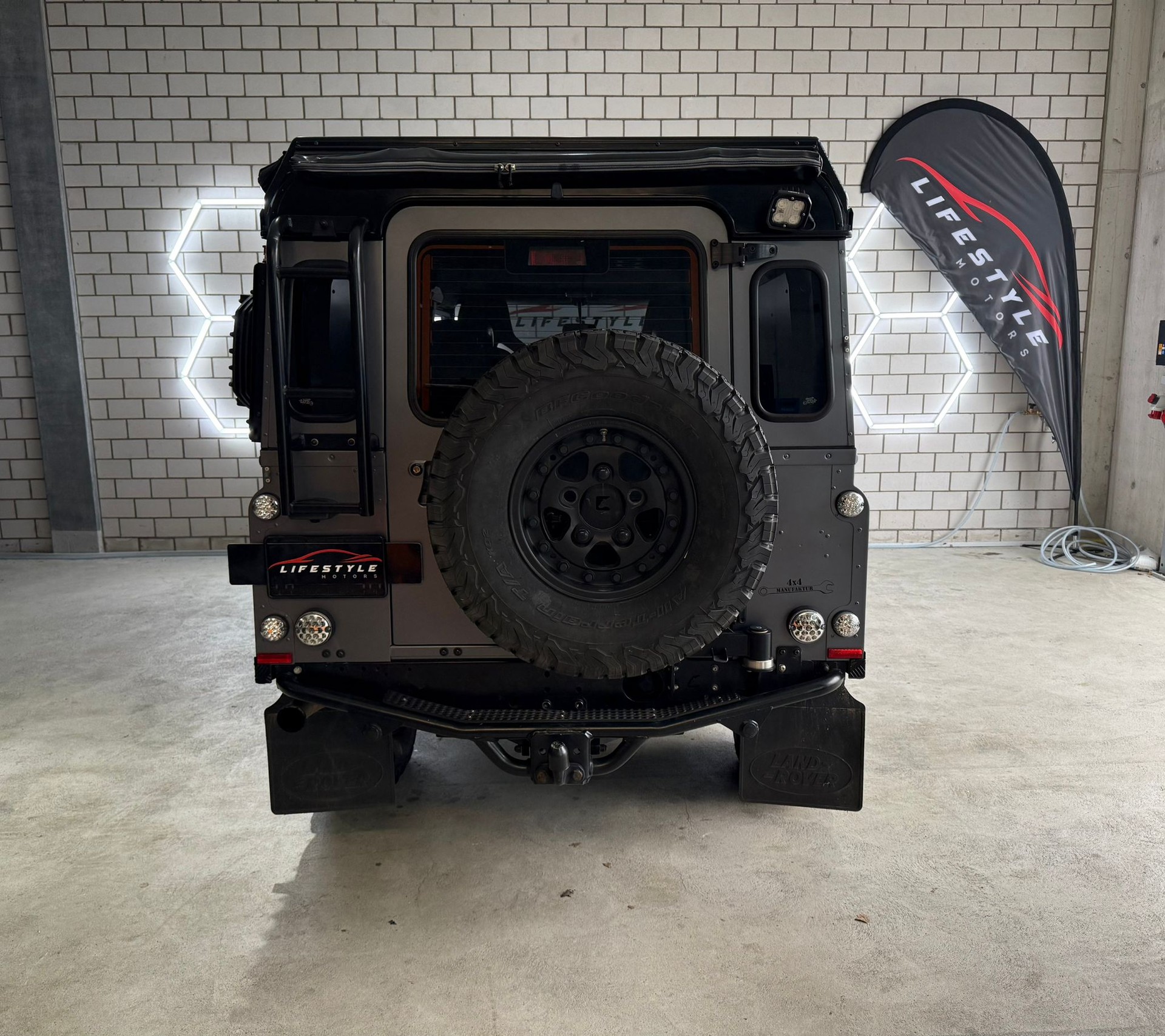 LAND ROVER Defender 110 SW 2.4Tdc Black Pearl-image-3