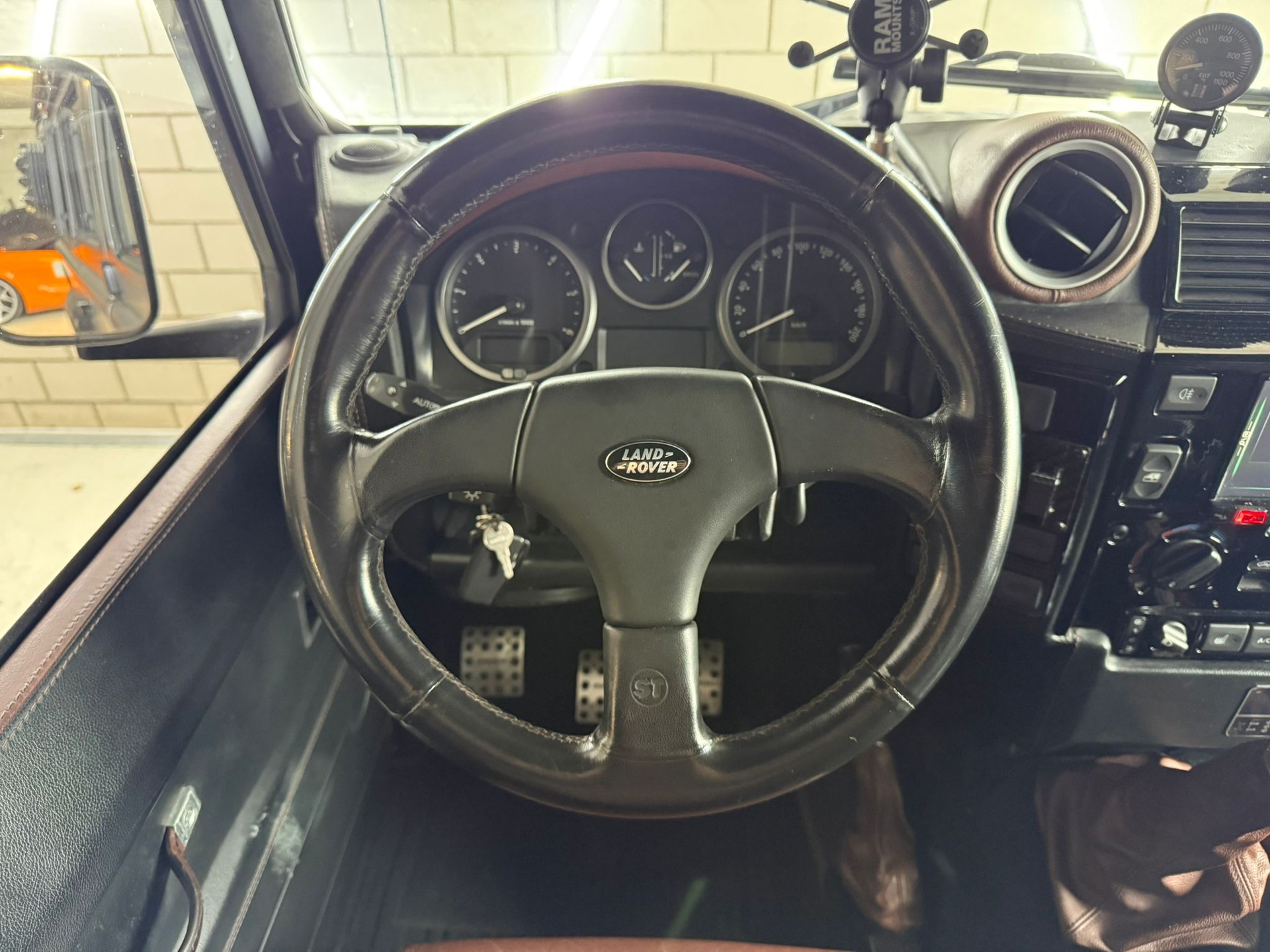 LAND ROVER Defender 110 SW 2.4Tdc Black Pearl-image-9